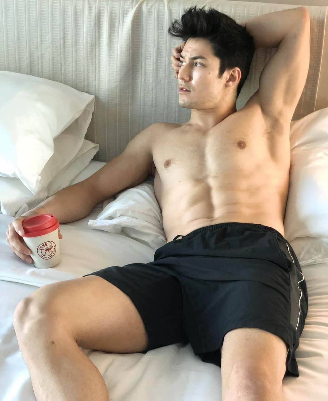 アルトゥール・オヤカワ・マリアノのインスタグラム：「Calor né!? No Carú Café @carucafe tem várias opções de bebidas geladas: cafés, chás e diversas combinações com frutas! Bora? 🥵😎☀️💦🏖 • • • #CaruCafe #CaruCafePraLevar」