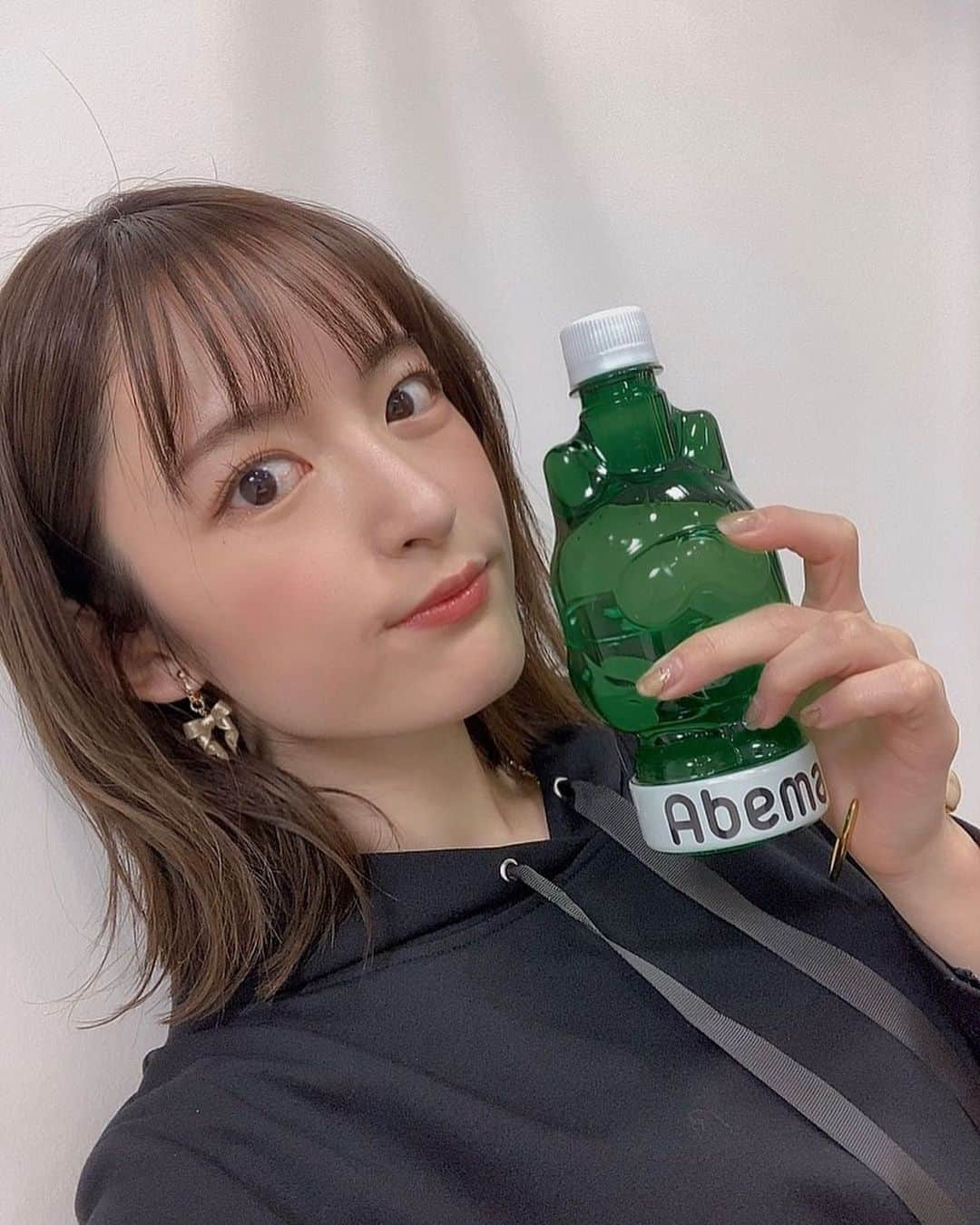 小松未可子さんのインスタグラム写真 - (小松未可子Instagram)「#小松上坂愛美と夜あそび でした！  終了後にほんの少しだけゲリラインスタライブ！ゲリラインライ！ゲリライ！ お付き合いいただきありがとうございました〜😎  11月最後の水曜夜あそびでしたが、愛美ちゃんは引き続き12月もMC！ 今年いっぱいよろしくねↁᴗↁ♡  ということで、今日は愛美ちゃんが誕生日プレゼントにくれたパーカーワンピを着用しました。 少しアレンジを加えて！  色々な着方が出来そうでよき〜！！かわよい！ スニーカーとかも合いそうだよね！  夜ご飯はオーベルジーヌのカレーを頂きましたが、番組内で色々喋ってたらやっぱりお腹空いてきたので、お夜食はササミとはるさめヌードル食べます。  おやすみなさーい！」11月25日 0時42分 - mikako_komatsu