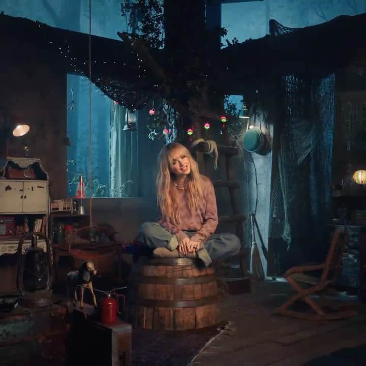 サブリナ・カーペンターのインスタグラム：「a little song from the heart for the sweetest sisters Jamie and Annie ♡ and a @samsungmobile #GalaxyWatch4 to watch over it too. :’) starring tex the snake! directed by @mastergia #LifewithGalaxy #TeamGalaxy #ad」