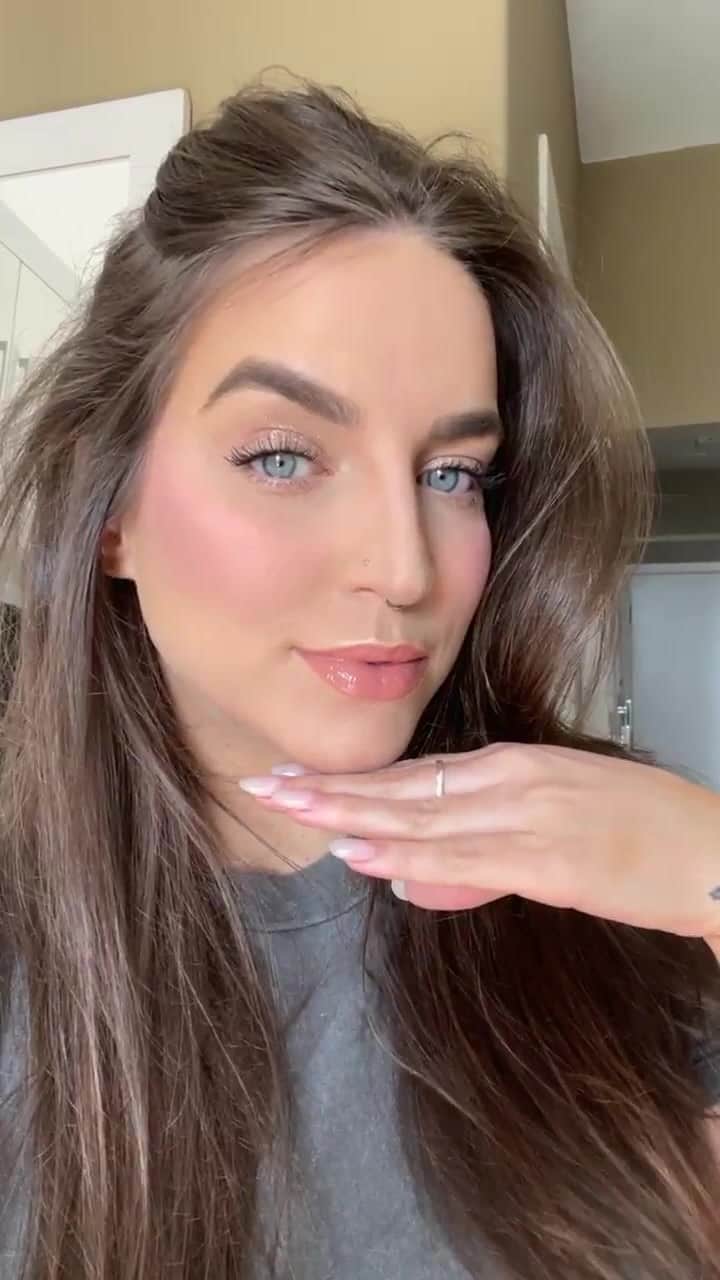 Bruna Unzuetaのインスタグラム：「Rolou de tudo um pouco, um aulão da @marisaad sobre preparo de make e como fazer um contorno de nariz perfeito, teve escolha de look pro pod e jogo do SP, escovando os dentes, passando desodorante, desabafando sobre o fedor da subaca kkkkkk foi demaaaais! Obg ❤️」