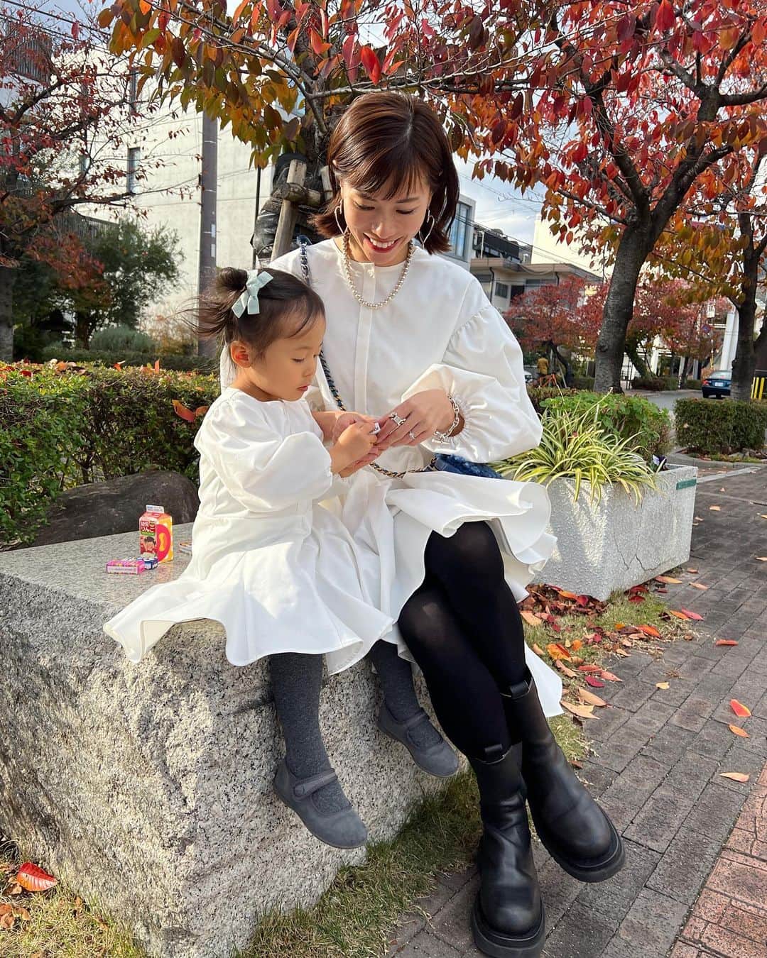 ayu kagawaさんのインスタグラム写真 - (ayu kagawaInstagram)「👩‍👧🤍 娘も、ママとお揃いー😍って喜んで着てくれた🥰 娘は2歳半でSサイズを着用しています。 まだ少し大きめ😉 #母娘 #bowa#ボウエー」11月25日 14時29分 - ayuyunyun