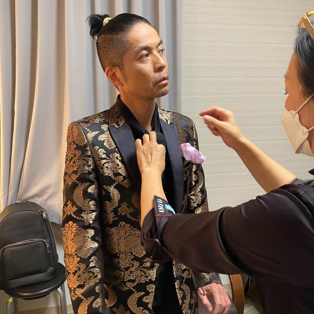 のインスタグラム：「先日の衣装🕺✨📸  #久保田利伸  #ド派手衣装は任せろ  #負けない  #3枚目なぜに半笑い🙄 #ちょんまげは自前でした」