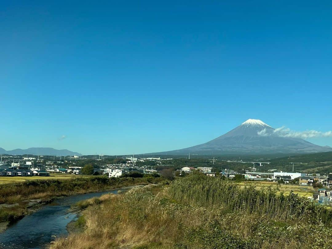 繁田美貴さんのインスタグラム写真 - (繁田美貴Instagram)「*＊ 仕事でも日帰りでも 新幹線にワクワクしているアラフォーは 私です🙋‍♀️ #日帰り出張中 #新幹線 #車窓からの富士山 #今までで一番綺麗に撮れた♪ #nofilter」11月25日 12時58分 - handa_miki