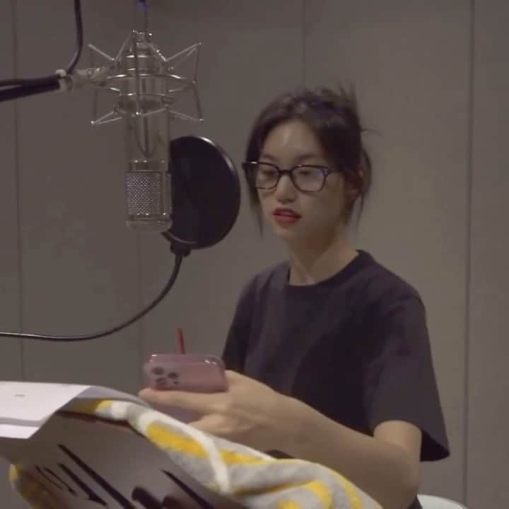 キム・ドヨンのインスタグラム：「Weki Meki 위키미키 - Siesta RECORDING MAKING FILM Doyeon cut」