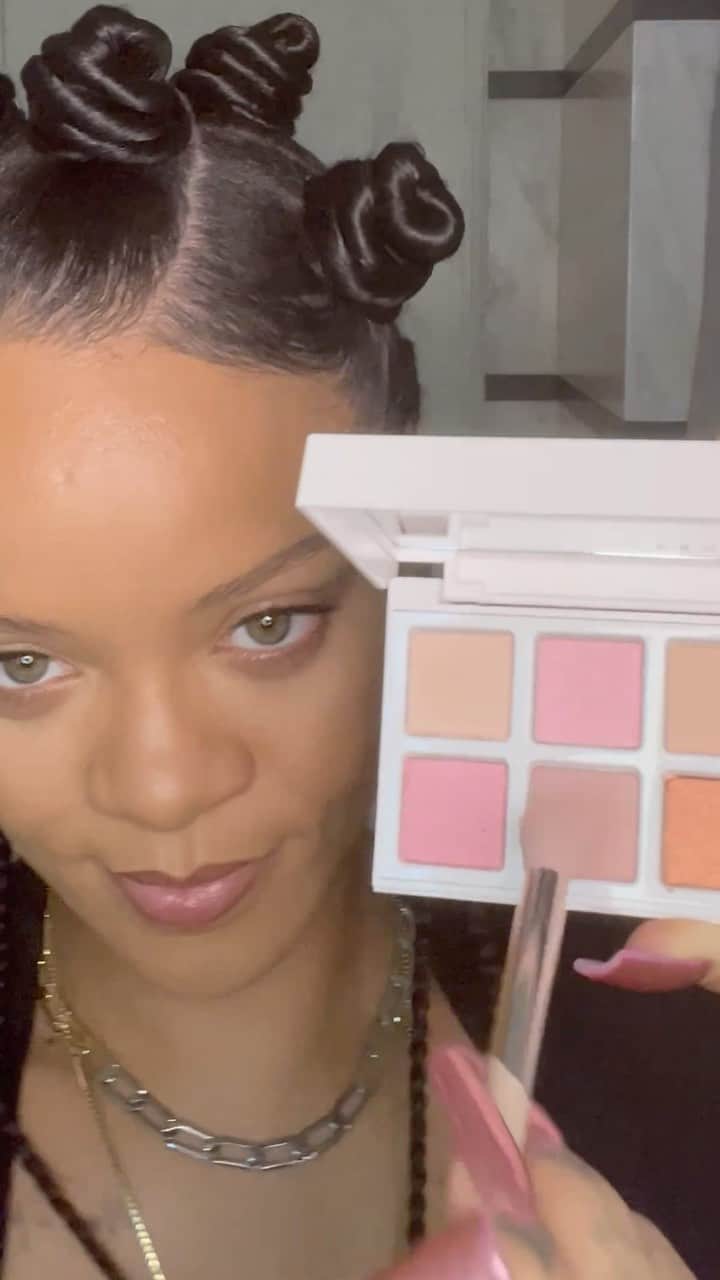 のインスタグラム：「3 looks based off 3 iconic @fentybeauty gloss bomb shades #FENTYGLOW #FU$$Y #HOTCHOCOLIT 💋💋💋   pick up these holiday drops now at fentybeauty.com @sephora @bootsuk @harveynichols」