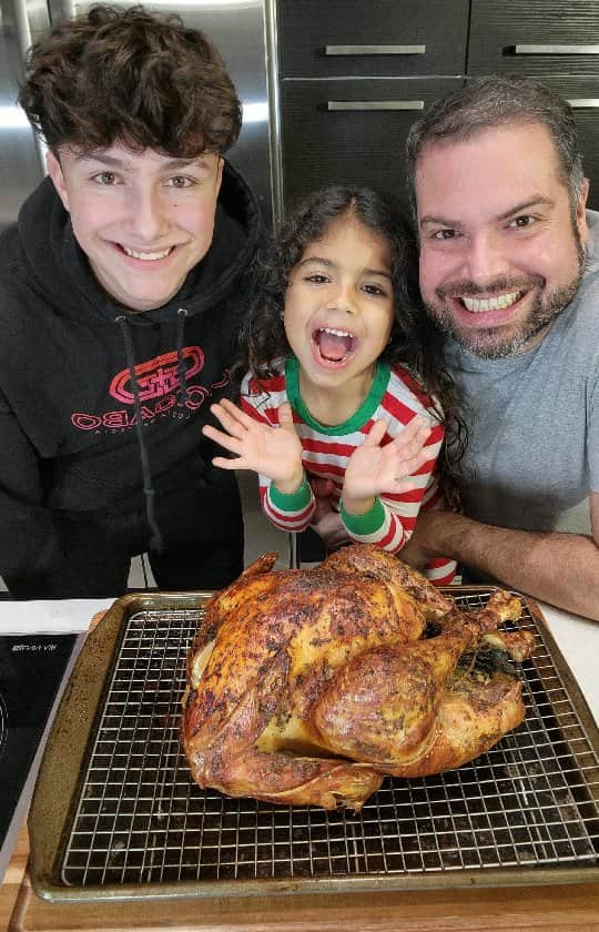 Cesar Gonzalez Cocineroのインスタグラム：「Receta Completa: Pavo Horneado 2da parte. Déjame un Emoji en los comentarios 😁 esta receta es buenísima, sencilla, rápida y económica, queda super jugoso y la salsa 🤤 Cuantos likes para esta belleza de receta? Lo primero que debes hacer es Salvar la receta para cuando quieras prepararla y compártela con tu familia y amigos.  Ingredientes 12-14 libras (6 a 7 kilos) 1 cebolla pelada en cuartos 1 limón en cuartos 3 ramas tomillo, 3 de romero y 3 de salvia Sal y pimienta  Mantequilla: 8 onzas 1 cucharada romero picado 1 cucharada tomillo picado 3 dientes ajo machacados Sal y pimienta  Salsa: ½ tallo celery 2 zanahorias picadas 1 cebolla picada 1 cucharadita de maicena o harina de trigo 1 taza de vino blanco Sal y pimienta  Precalentar el horno a 325°F (160°C), retirar el pavo de la nevera, recuerden que en el video anterior tienen el paso 1 (marinado). Sazonar la cavidad del pavo con sal y pimienta. Introducimos la cebolla, limón y las hierbas frescas. En un bowl mezclamos mantequilla, romero y tomillo picado finamente, 3 ajos machacados, sal y pimienta. Amarramos el pavo tal y como se muestra en el video y untamos el pavo con la mantequilla de manera uniforme. Se hornea el pavo sobre una bandeja con rejilla para que caigan los jugos y la mantequilla, con esto haremos la salsa más adelante.  Se Hornea de 3hs 1/2 a 4hs hasta que la temperatura interna alcanza los 160°F, se retira y se reserva 30min para que sus jugos se redistribuyan.  Tiempos de cocción: Para 1 pavo de 10 a 14 libras: 2 1/2 hrs a 3 1/2 hrs 1 pavo de 14-18 libras: 3 1/2 hrs a 4 1/2 hrs 1 pavo de 18-22 libras: 4 1/2 hrs a 5 1/2 h  La salsa:  Los jugos y y partículas del pavo que quedan en la bandeja lo vamos a pasar a una olla a fuego alto, añadimos vino, cebolla, celery y zanahoria, cocinamos 20 min a fuego alto, bajamos el fuego y añadimos la maicena previamente disuelta en un poco de agua poco a poco hasta lograr una textura medio espeza, mezclamos bien. Licuados y colamos, llevando a la olla nuevamente la salsa, rectificamos sal y pimienta y con esta salsa bañamos el pavo en cada plato al momento de servir.  #pavo #pavoalhorno #receta #recetas #miami #doral」