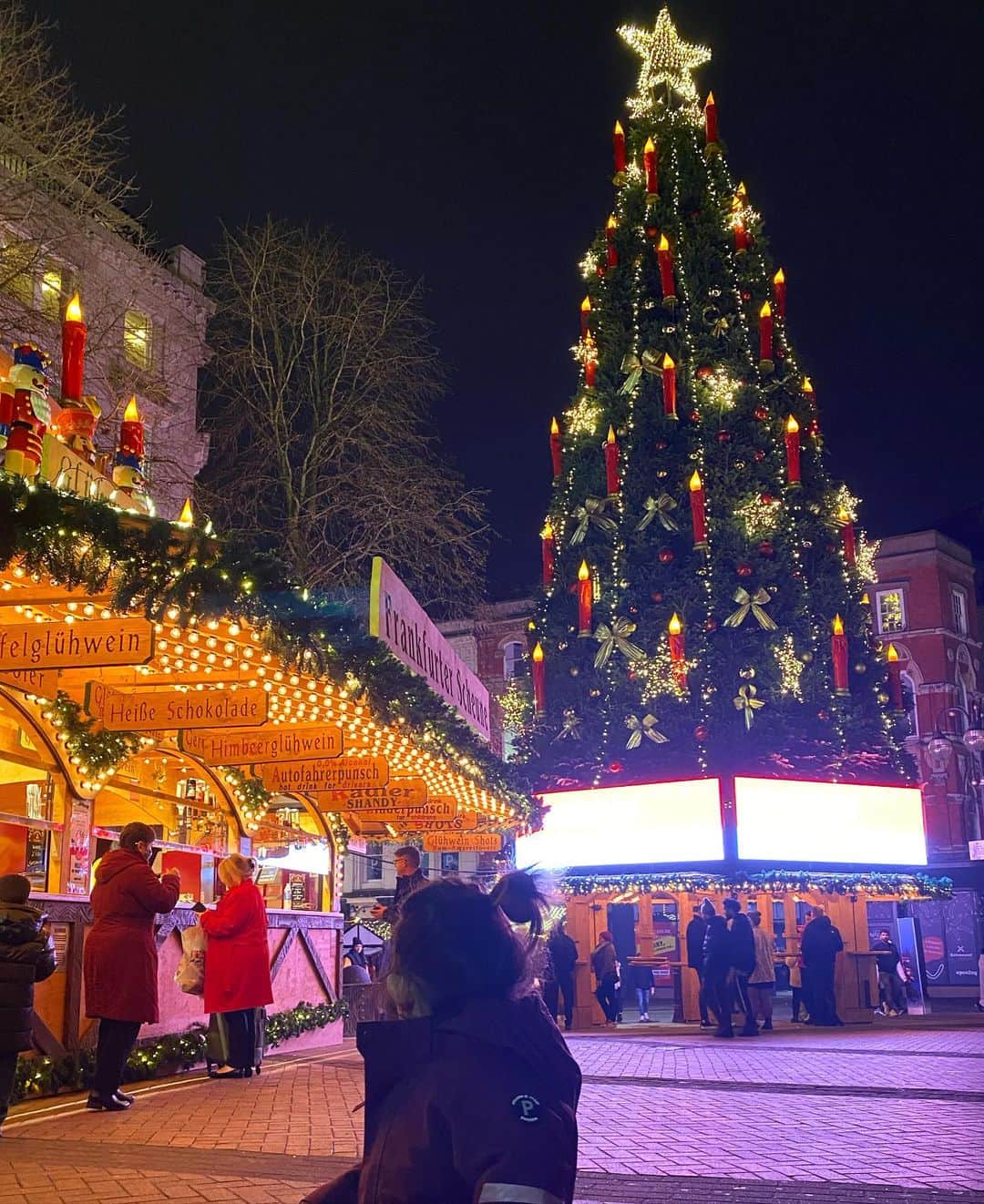 岡村仁美さんのインスタグラム写真 - (岡村仁美Instagram)「バーミンガムのクリスマスマーケット🎄 「フランクフルトクリスマスマーケット」を名乗るだけに、イギリスにいながらドイツのマーケットの雰囲気を味わえます。華やかでした✨ ・ 私はホットワインを、娘たちはメリーゴーラウンドを満喫しました🎠  #birminghamchristmasmarket  #ロンドン生活#イギリス観光 #クリスマスマーケット」11月25日 7時56分 - hitomi_okamura_