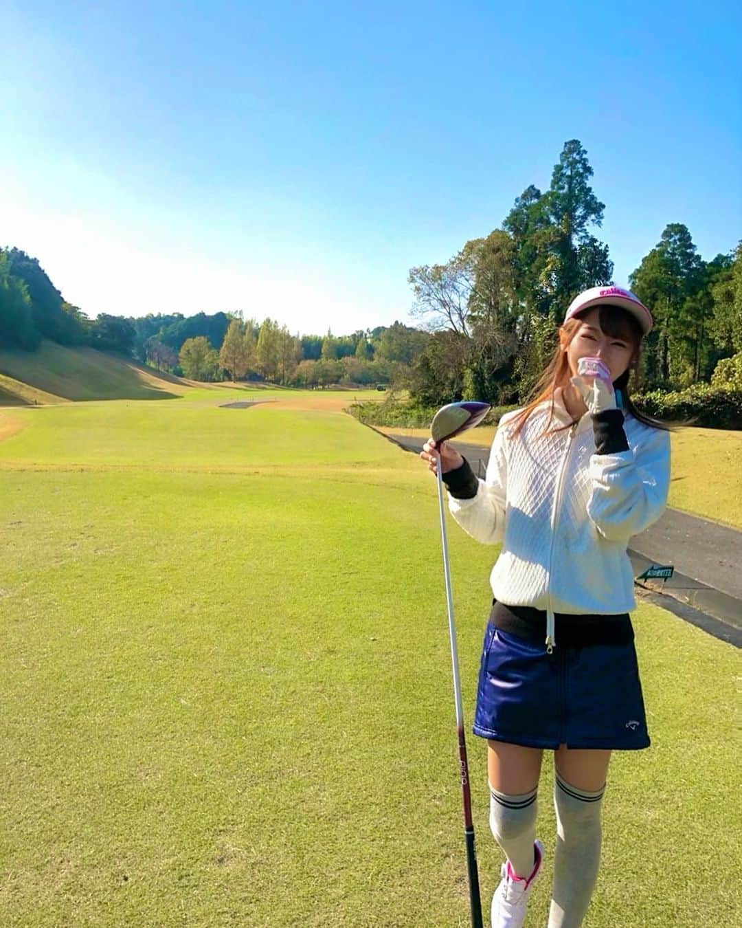 栗原里奈さんのインスタグラム写真 - (栗原里奈Instagram)「⛳️痛快逆転ゴルフ⛳️  Lesson28 下り傾斜へのグリーンへの左足下がりのアプローチ  公開しています😊  アプローチショット、、ほんっとに私も苦手で。。(苦手ばっかり。w もはやグリーンの形状すら読めてないません😂 力の加減もうまくいかず、せっかく近くまで打ち込めたのに更に1打2打3打、、と。  ここをすんなりクリアできればスコアってぐっと伸びますよね？！  打ち方にもコツがあるんだそうです🥺✨  教えていただきましたっ  そして！ キャッチアップ里奈👁 のコーナー🆕✨  引き続きAIGIAさん✨ 細かい数値で私の悪いところを次々に暴露されてしまいました、、😵  ぜひgolfnettv本編でご覧ください✨  だからゴルフはやめられない 痛快！逆転ゴルフ ～林の中からナイスパー～ 放送日時：毎週（水）配信　【PREMIUM限定】　 ※放送日は変更となる場合があります。  写真はプライベートゴルフ⛳️ 仲良しの友人たちとまわりました めちゃ爆笑してる笑     #golfnettv#逆転ゴルフ #ゴルフ女子#golfstaglam #ゴルフレッスン#レッスン #セントフォース#フリーアナウンサー#栗原里奈」11月25日 8時39分 - rina__kurihara