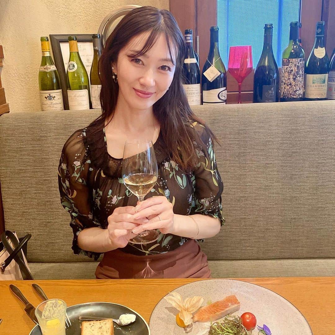 のインスタグラム：「ふたりで行っておいで〜 （ひとり時間を確保したいらしい 息子のひとこと☺︎） ⁡ とゆーことで、 夫婦でフレンチランチ☺︎☺︎🤍 ⁡ このチーズケーキ おいしそう〜♡と言ってます。笑 ⁡ ⁡ ⁡ ⁡ ⁡ ⁡ #ランチ #lunch #休日ランチ #フレンチランチ #カジュアルフレンチ #夫婦の時間 #いい夫婦の日 #中目黒ランチ #中目黒 #nakamegrolunch #クーシュ #美魔女 #アラフィフ #穏やかな時間 #はんなり #はんなり美魔女 #梅本理恵 #今日も感謝 #ありがとう ♡」