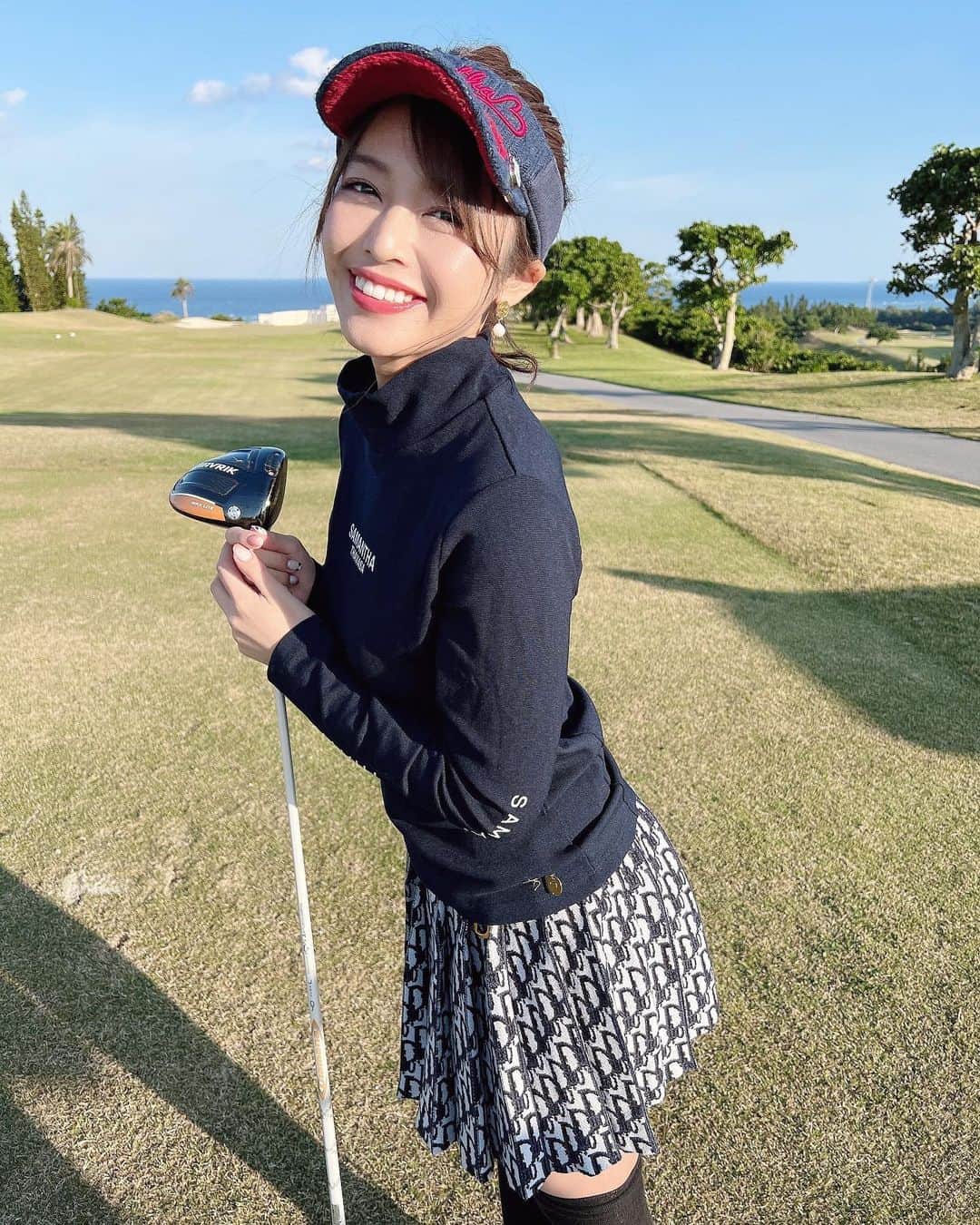 石倉侑芽さんのインスタグラム写真 - (石倉侑芽Instagram)「⛳️🤍🌺  今年も叶った沖縄ゴルフ💓 旅行中、ずっと曇りで寒かったけど この日は晴天ゴルフ日和🏌️‍♀️  綺麗な海と空を見ながらのラウンド 最高すぎました🥺🌈  ゴルフ場もとっても綺麗で快適☺️ この日はゆきなちゃんのコースデビュー🤍 ゴルフ仲間がどんどん増えてきて嬉しい💓  国内海外問わず、 旅行先でゴルフするってのが今の夢😌🌼  #ゴルフ女子#ゴルフ#ゴルフウェア#ゴルフコーデ #ゴルフスイング#スポーツ女子 #トレーニング女子#ゆめちんゴルフ#沖縄ゴルフ#沖縄#沖縄ゴルフ場#沖縄旅行#沖縄観光#pgmゴルフリゾート沖縄#ゴルフ女子コーデ」11月25日 9時23分 - yume8115