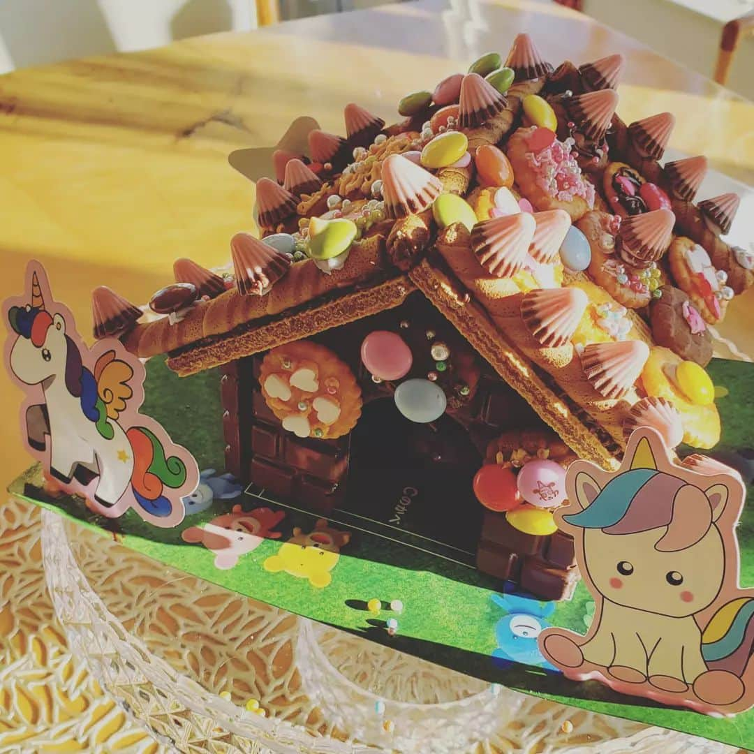 向山志穂のインスタグラム：「『お菓子のおうち』🏡💕  今年もお友達と制作👧 ヘンゼルとグレーテルのお話で憧れていたお菓子のお家。  昔はこんな可愛いキットがなかった気がする👀  #お菓子のお家#ヘンゼルとグレーテル」