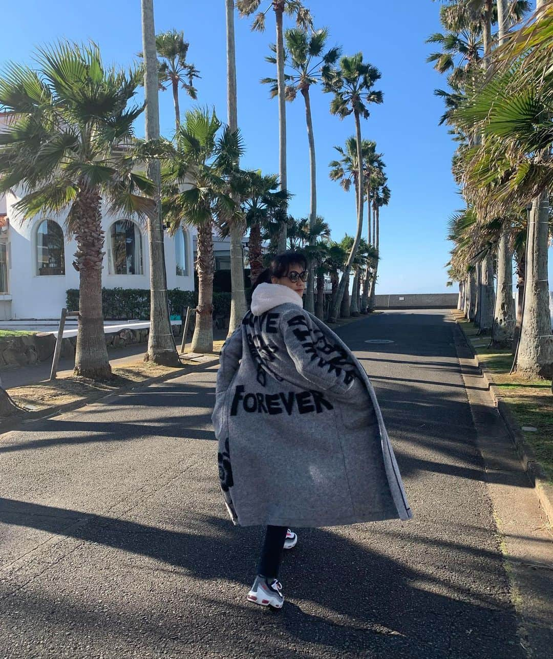 前田典子さんのインスタグラム写真 - (前田典子Instagram)「#朝散歩 @malibu_hotel に #ショートトリップ #天気よし☀️  #風強し #逗子#小坪 #映えますなぁ🌴🌴🌴🌴  #背中エンジェル　の #コート　は @pdst.jp にて @ottodame_jp」11月25日 9時45分 - maenorichang