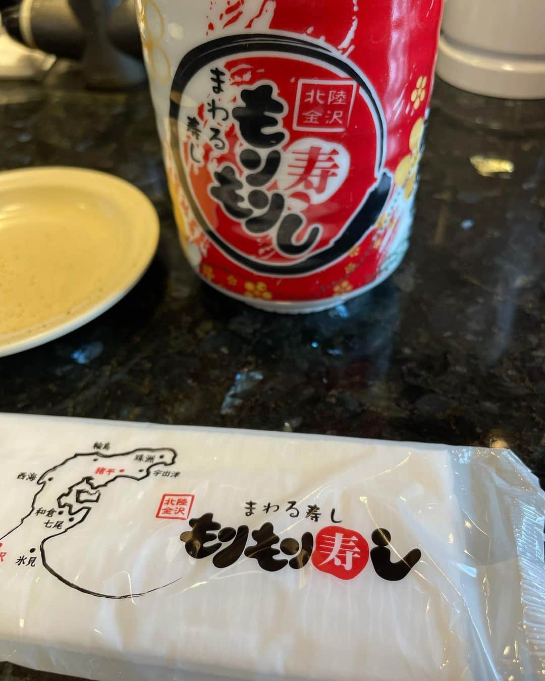 道井悠さんのインスタグラム写真 - (道井悠Instagram)「久しぶりの実家帰省で金沢のラーメンインスタあげまくるぞーって思ってたけど1杯しか食べれなかった…😂  福座さんの能登ガキの塩ラーメン 昔家族で行った時にめちゃうまい！！と思ってて以来行けてなかった。 久しぶりに食べたけどお上品~~~！ もう1枚はオーソドックスな福座のラーメン！ 美味しかったです！ 金沢の人気店なので立ち寄った際はぜひー！  もりもり寿司でランチ🙆‍♀️っぱ🍣よお！ 近江町市場で生牡蠣🙆‍♀️でかいー！ 金沢カレーのゴールドカレー🙆‍♀️オムカレー至高 香箱ガニ🙆‍♀️小さいけど濃厚で最高 本格的なジョニーのビリヤニ🙆‍♀️絶対また行きたいー！  金沢おでんも食べたよ！ 片町の赤玉はめちゃくちゃに並んでた。 そもそもなんだけどか金沢おでんて何だろう…( ˙꒳​˙ )??? 金沢グルメ満喫できて嬉しい。 時間が足りない！  昨日からまたお仕事頑張ってます！ 今日も朝から！💪 リフレッシュした分がんばろう  #ラーメン #ramen #麺スタグラム #麺スタグラマー #ラーメン女子 #金沢グルメ  #金沢ラーメン  #金沢旅行  #麺や福座  #福座  #香箱ガニ #もりもり寿司  #ゴールドカレー  #ジョニーのビリヤニ  #声優 #道井悠」11月25日 9時39分 - michiiharuka