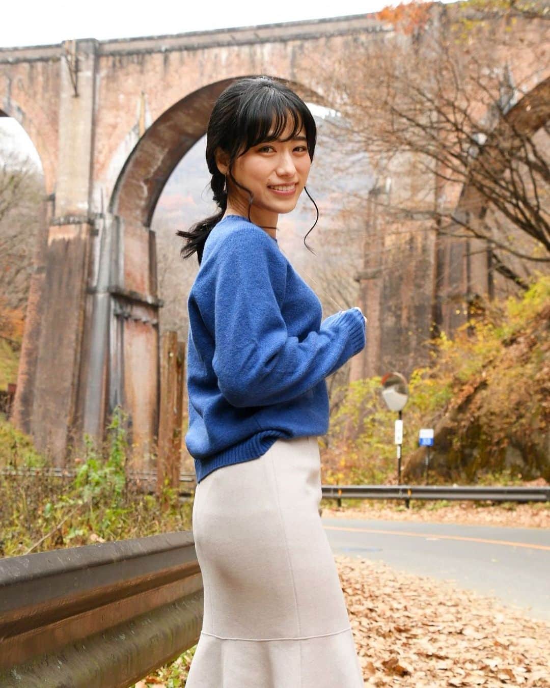 柏木美里のインスタグラム：「群馬でお目当ての”めがね橋”😼 イニシャルDの聖地なのか、カッコいい車がたくさん走ってましたよ❣️  #群馬 #碓氷峠 #頭文字D #めがね橋 #japanesegirl #撮影会 #モデル #ブーツの中にバッタが入って潰してしまって群馬ちゃんと蒟蒻デザインの靴下を買って履き替えたのはここだけの話」