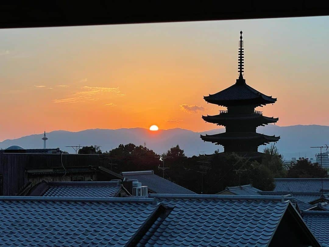 マシ・オカのインスタグラム：「The beautiful Kyoto sunset @parkhyatttokyo (an amazing hotel)」