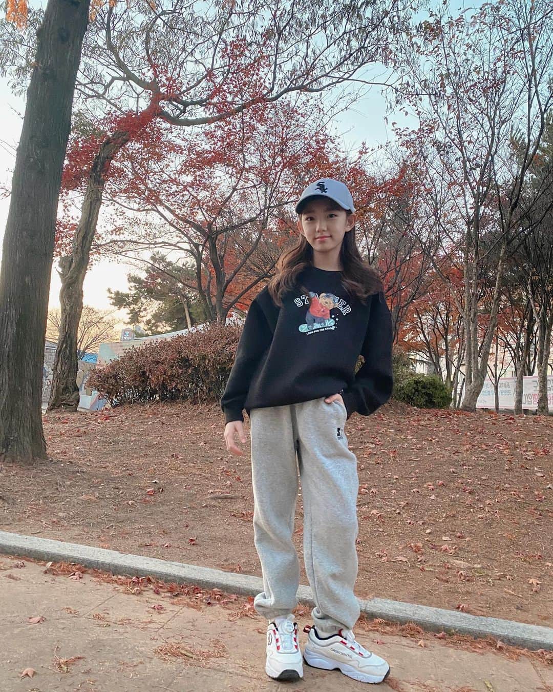 ウンチェさんのインスタグラム写真 - (ウンチェInstagram)「. 갑자기 매일 등교하니까 쫌 이상하고  집이 뭔가 허전하지만 참 평화롭다😏  저만 그런거 아니죠 ? 🙊  #스타터블랙라벨키즈 #스타터키즈 #스타터블랙라벨  #키즈스트릿패션 #starterkids #starterblacklabelkids #키즈모델 #주니어모델 #아역배우 #이은채 #LeeEunchae」11月25日 10時23分 - __leehye
