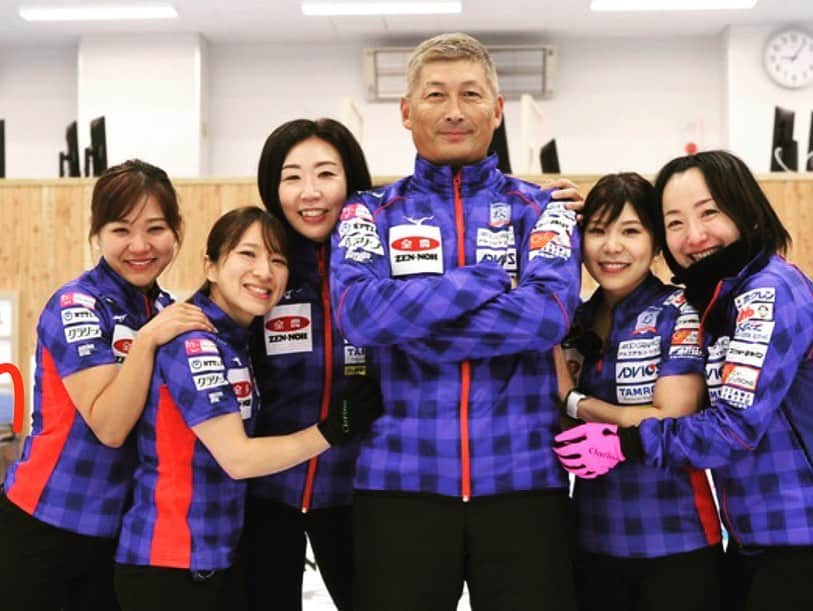 吉田知那美さんのインスタグラム写真 - (吉田知那美Instagram)「・ Japan national coach and Team head coach🇯🇵 日本代表ナショナルコーチのJDと ロコソラーレヘッドコーチの亮二監督 ・ 本日で2ヶ月間のカナダ遠征の全工程が終了しました。 本当に、本当にお疲れさまでした。  ロコソラーレ（Team Fujisawa）は亮二監督が総指揮をとり、日本代表になった際にはJDコーチが加わり、 日本代表としてのチームビルディングを行います。  ロコはチームビルディングトレーニングと チームミーティングをどのトレーニングよりも重要視し 大きな比重をおいています。 毎年必ずJDコーチにもチームユニフォームを作る理由もそこにあり、 『日本代表になり、絶対にこのユニフォームを着てもらう』というモチベーションと、チームの一員であると感じてもらいたいという気持ちがあります。  今年、このユニフォームを着てもらえて良かった。 （そして、結局一番似合ってる。）  ちなみに亮二監督はJDコーチに感化され、２年前に JOC日本ナショナルコーチライセンスも取得しました。 英語の授業に苦戦し弱気になってた時期もありましたが、 とんでもなく忙しい時期に若い方々に負けじと必死に頑張って東京での講習に通っていた姿に私たちも勇気をもらいました。  いくつになっても一生懸命、チームのために挑戦し続けるという姿勢は私たちロコソラーレが大切にしている事の一つでもあります。チーム監督が率先して態度で示してくれることは私たちのチームの強さでもあると思っています。  JDコーチ、亮二監督に負けないくらい 私たちも残りの合宿日程を全力で頑張ります。  それではこれからカナダで最後の晩餐、いただきます！ （冷蔵庫の残り物）  #ロコソラーレ」11月25日 10時32分 - chinami1991