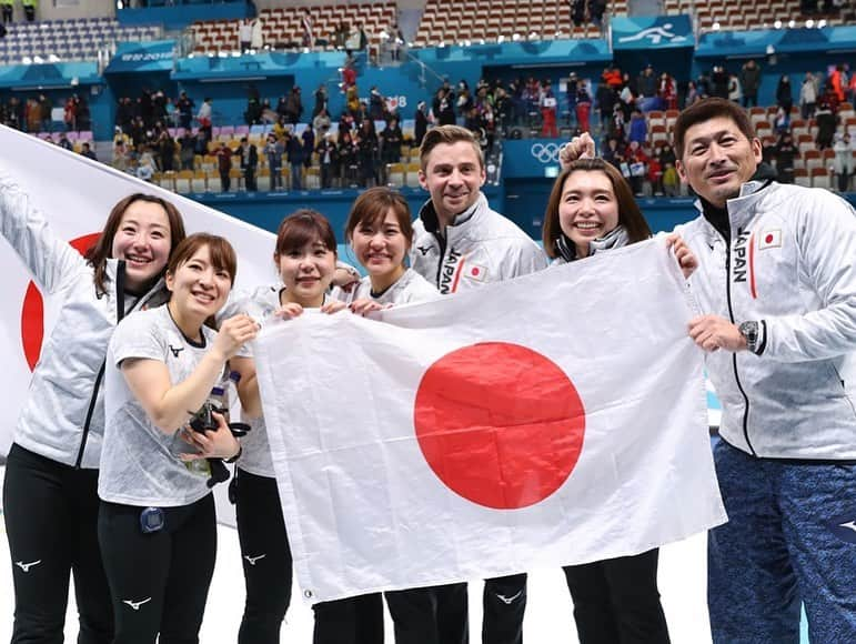 吉田知那美さんのインスタグラム写真 - (吉田知那美Instagram)「・ Japan national coach and Team head coach🇯🇵 日本代表ナショナルコーチのJDと ロコソラーレヘッドコーチの亮二監督 ・ 本日で2ヶ月間のカナダ遠征の全工程が終了しました。 本当に、本当にお疲れさまでした。  ロコソラーレ（Team Fujisawa）は亮二監督が総指揮をとり、日本代表になった際にはJDコーチが加わり、 日本代表としてのチームビルディングを行います。  ロコはチームビルディングトレーニングと チームミーティングをどのトレーニングよりも重要視し 大きな比重をおいています。 毎年必ずJDコーチにもチームユニフォームを作る理由もそこにあり、 『日本代表になり、絶対にこのユニフォームを着てもらう』というモチベーションと、チームの一員であると感じてもらいたいという気持ちがあります。  今年、このユニフォームを着てもらえて良かった。 （そして、結局一番似合ってる。）  ちなみに亮二監督はJDコーチに感化され、２年前に JOC日本ナショナルコーチライセンスも取得しました。 英語の授業に苦戦し弱気になってた時期もありましたが、 とんでもなく忙しい時期に若い方々に負けじと必死に頑張って東京での講習に通っていた姿に私たちも勇気をもらいました。  いくつになっても一生懸命、チームのために挑戦し続けるという姿勢は私たちロコソラーレが大切にしている事の一つでもあります。チーム監督が率先して態度で示してくれることは私たちのチームの強さでもあると思っています。  JDコーチ、亮二監督に負けないくらい 私たちも残りの合宿日程を全力で頑張ります。  それではこれからカナダで最後の晩餐、いただきます！ （冷蔵庫の残り物）  #ロコソラーレ」11月25日 10時32分 - chinami1991