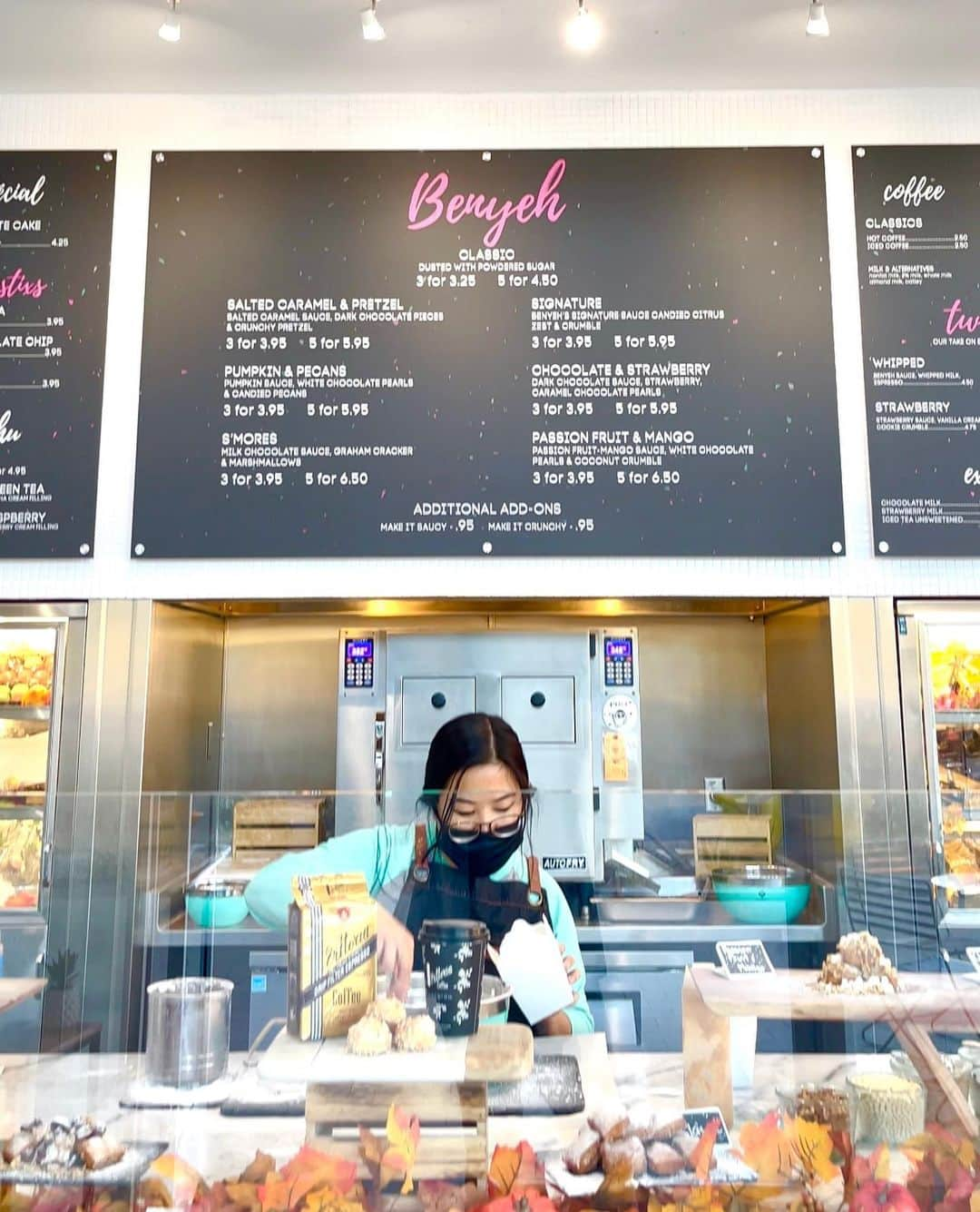 村主章枝さんのインスタグラム写真 - (村主章枝Instagram)「A new cafe, Benyeh opened at Downtown Summerlin. @benyehlv   Beignets were first introduced to the city by the French-Creole colonists in the 18th century. The concept is simple – dough is fried then covered with mounds of powdered sugar.  They have different kinds of sauce and I tried pumpkin. So delicious 😋😋😋 check this place👍🏻  ダウンタウンサマリンに新しいカフェBenyehがオープンしました。    ベニエは、18世紀にフランスとクレオールの入植者によって、紹介されました。 コンセプトはシンプルです。生地を揚げてから、粉砂糖をふりかけます。   ソースが色々ありましたが、かぼちゃを食べてみました。とても美味しかったです😋 是非、チェックしてみてください👍🏻 #lasvegasfoodie  #lasvegascafe」11月25日 10時52分 - fumie.suguri