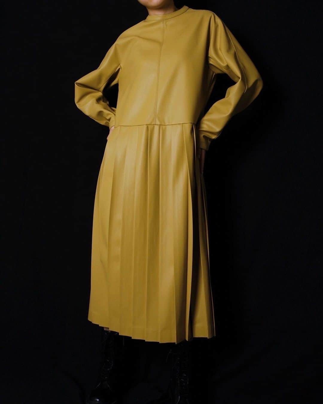ルシェルブルーさんのインスタグラム写真 - (ルシェルブルーInstagram)「New Arrival >>> IN STORE NOW . . ☑︎ Faux Leather Pleated Dress ¥30,000+tax (Color: Black, Yellow)  ミニマルなルックスのプリーツワンピース。フェイクレザーを使用することでモードな印象に仕上げています。ミニマルながら立体的な袖のシルエットなどパターンに拘った一枚。裏起毛のフェイクレザーなので真冬でも暖かく過ごして頂けます。レザーらしい質感が際立つブラックとトレンドカラーの明るいイエローの2色展開です。  #lecielbleu #ルシェルブルー　#aw21 #fashion」11月25日 12時00分 - lecielbleu_official