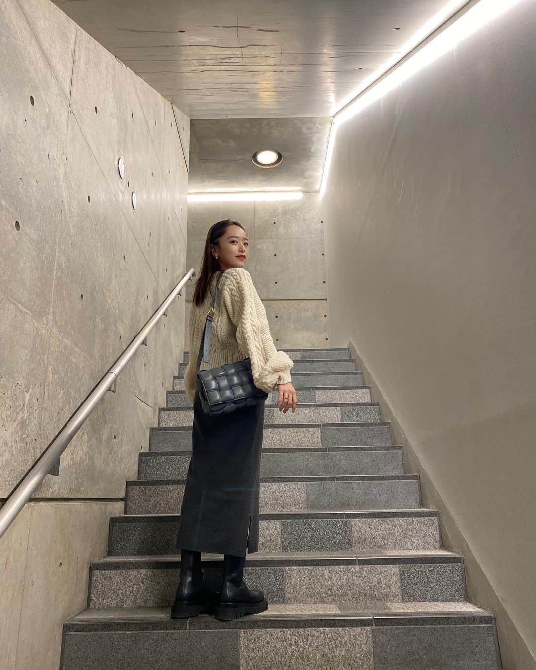 近藤千尋のインスタグラム：「し、ふ、く🤳 ボッテガのグレー可愛い。。❤️ ブーツとバッグ👢 newbottega   #ボッテガヴェネタ  #bottegaveneta」