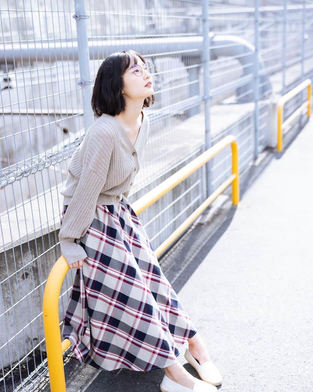 高嶋香帆のインスタグラム：「今より少し髪が長い時の🥸  #ミニボブ #眼鏡女子 #黒髪ボブ」