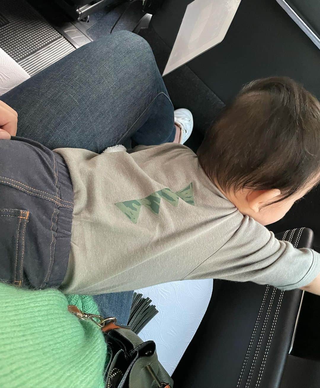 須黒清華のインスタグラム：「息子とお揃い風コーデ👖でお出かけだったある日。 タクシーの取っ手を引っ張りたくて仕方ない息子くん。 最近、抑えるのが大変なほど力が強くて、本当に赤ちゃん⁉︎😱って思うくらい💦 ますます目が離せない毎日ですが、病気もせず元気にいっぱい笑って過ごしてくれています🍀 #お揃いコーデ #男の子ママ #育休中 #babyboy #生後9ヶ月」