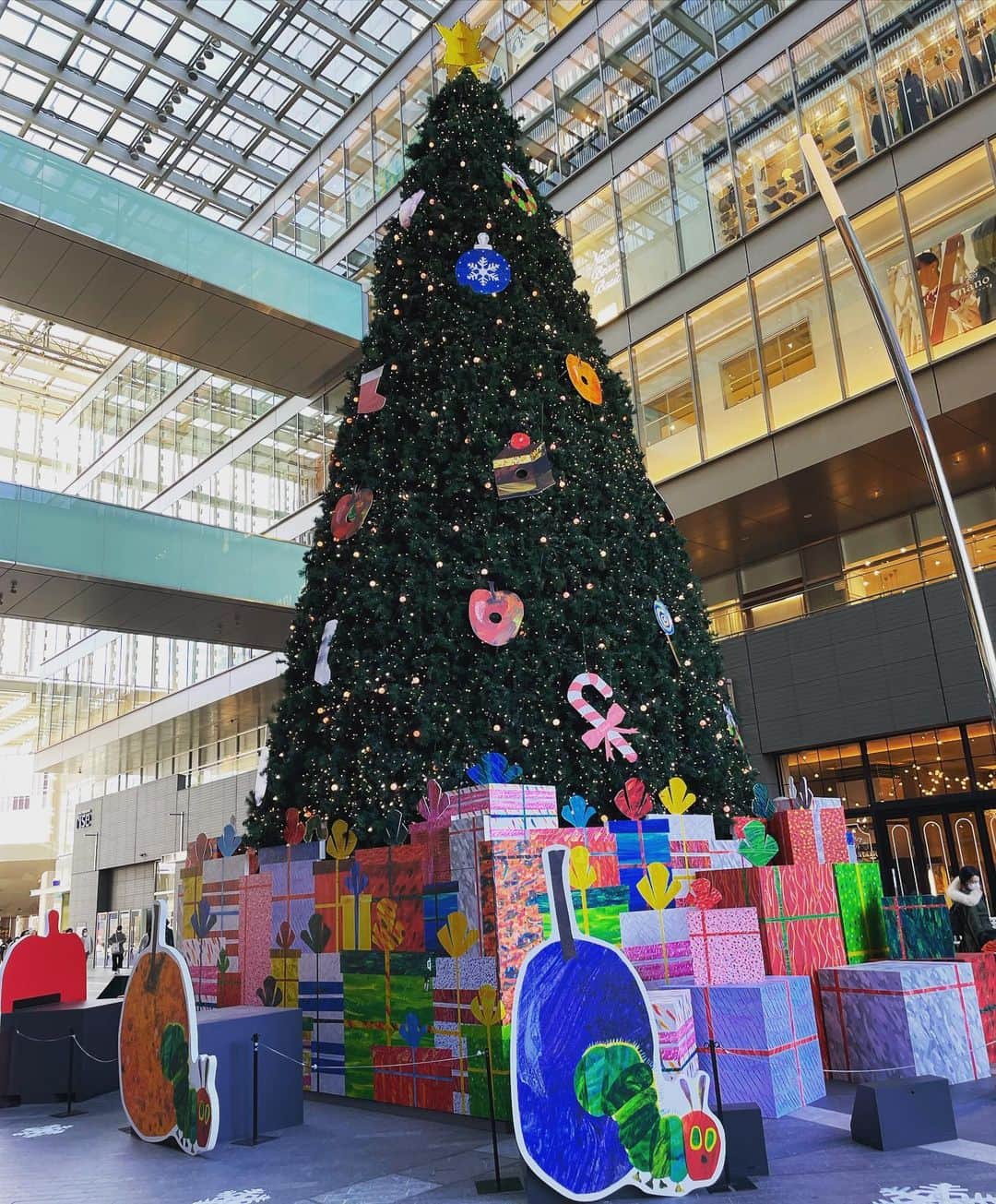 笛木優子のインスタグラム：「かわいかったはらぺこあおむし ツリー🎄 みなさんおやすみなさい😘💤 今週もあと一日、頑張りましょう🌹🌹🌹」