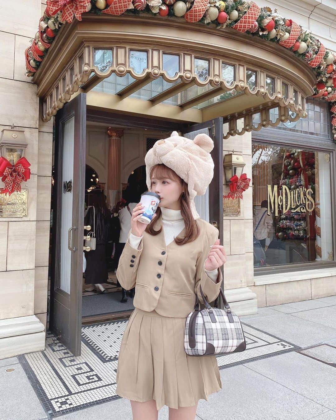 計良日向子（ひなひ）さんのインスタグラム写真 - (計良日向子（ひなひ）Instagram)「. . 淡色のプーさんのファンキャ🧸🍯 . . . 可愛すぎる(*´ω｀*)🤍🤍 この色味可愛すぎるし 冬のファンキャは暖かくて最高🐝 ホットの飲み物も寒いから必須❄️ . . . パークがクリスマス一色で どこもかしこも可愛くてほんと好き🎄❤️ . . . 👗セットアップ　@chuuya__official . 👗トップス　@uniqlo_jp . 👜バッグ　@grl_official . 👢ブーツ　@shein_japan . . . . #ディズニーシー #ディズニークリスマス #クリスマスディズニー #ディズニーコーデ #プーさんコーデ #淡色コーデ #bloominchuuya #ブルームインチューヤ #sheingals #shein購入品」11月25日 22時31分 - kerahinako1105
