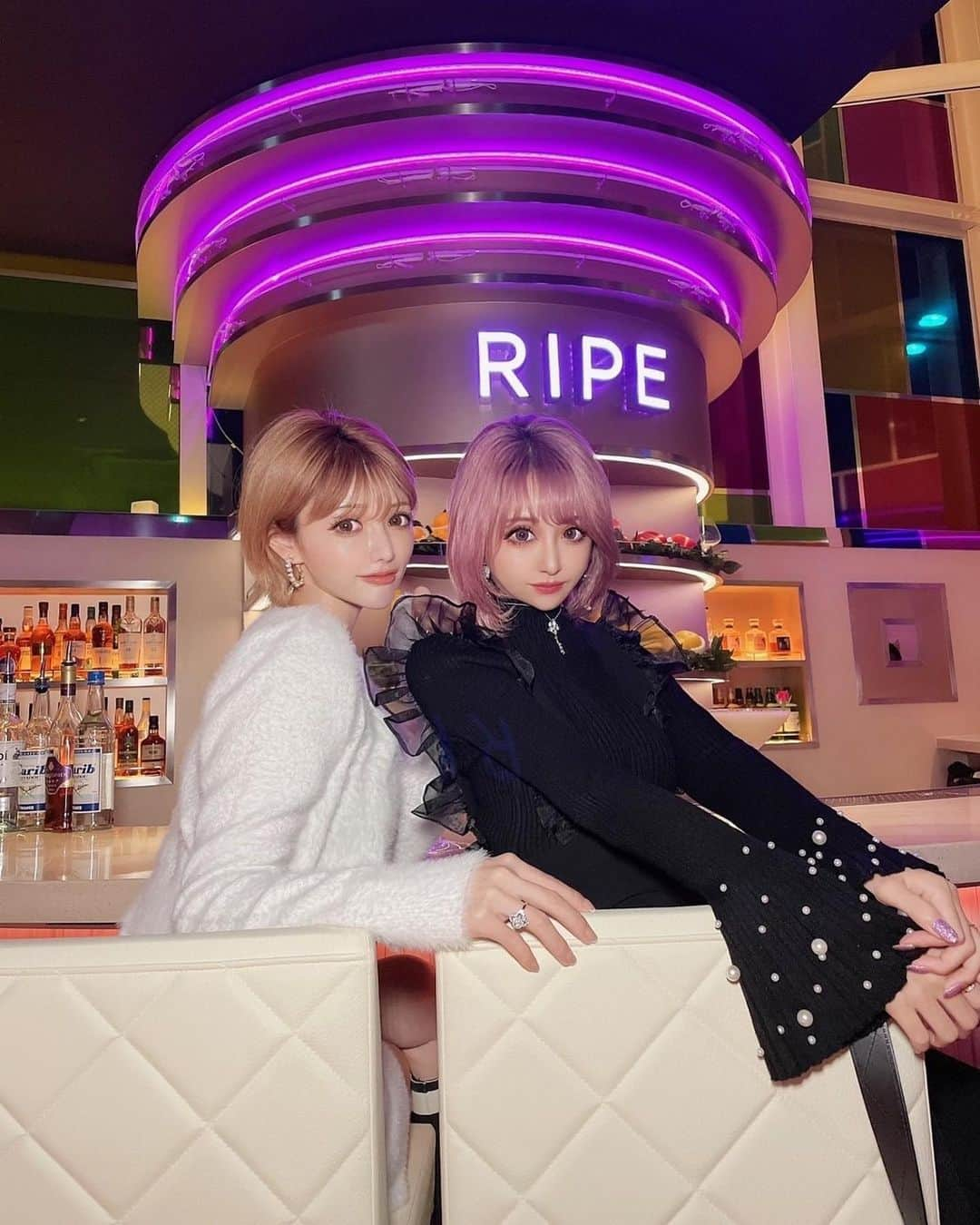 桜井莉菜さんのインスタグラム写真 - (桜井莉菜Instagram)「夜パフェ【 @bar_ripe 】には 静香 @mutoshizuka0204 と行って来ましたん🖤💗🖤 2人とも髪ショート珍しっ👭💓 静香黒い服で来るだろーなと思って黒コーデで行ったら、まさかの真っ白コーデでした😂 オセロ⚫️⚪️ もう少ししたら、苺のパフェも出てくるらしーから、その時また行きたい🍓❤️ 絶対可愛い絶対美味しい絶対映える😍😍😍😍😍  #パフェ#夜パフェ#ビーガンパフェ#RIPE西麻布#西麻布#西麻布グルメ#西麻布bar#西麻布ディナー　 #六本木グルメ#フルーツカクテル#デート#夜デート」11月25日 22時31分 - rina__sakurai