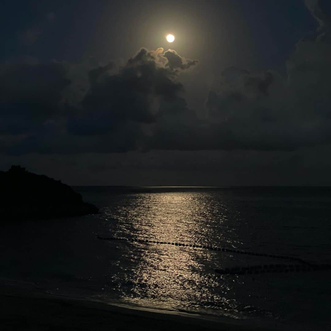 田中律子さんのインスタグラム写真 - (田中律子Instagram)「この前の満月の夜🌕 目が覚めてベッドルームのカーテンを開けたら✨  朝方6時の空には満月と🌕 海にはムーンロード✨ めちゃくちゃ綺麗だった💛  いつもサンセットばっかり見ちゃうけど、月夜もいいね☺️  しばらく、うっとり、テラスに出て月を眺めたよ💛  月と太陽 陰と陽  #okinawa  #okinawalife  #beachlife  #beautiful  #fullmoon  #moonroad  #月の道  #朝6時  #海のある生活」11月25日 22時46分 - ri2kotanaka