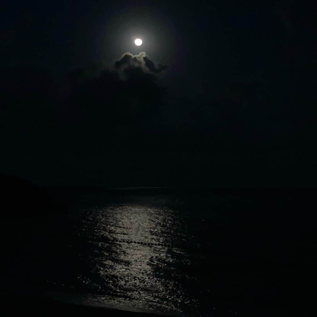 田中律子さんのインスタグラム写真 - (田中律子Instagram)「この前の満月の夜🌕 目が覚めてベッドルームのカーテンを開けたら✨  朝方6時の空には満月と🌕 海にはムーンロード✨ めちゃくちゃ綺麗だった💛  いつもサンセットばっかり見ちゃうけど、月夜もいいね☺️  しばらく、うっとり、テラスに出て月を眺めたよ💛  月と太陽 陰と陽  #okinawa  #okinawalife  #beachlife  #beautiful  #fullmoon  #moonroad  #月の道  #朝6時  #海のある生活」11月25日 22時46分 - ri2kotanaka