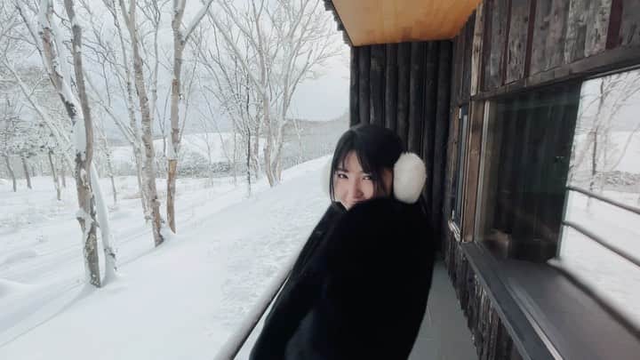 のインスタグラム：「人気のある大きな石をくり抜いた #石風呂 のお部屋🪨  静かで神秘的な北海道の空間。  📍坐忘林　Hokkaido  雪景色と源泉掛け流しの石風呂♨️❄️ 自然の中は美しく癒される。  北キツネにも会いました🦊  坐忘林　ニセコ 〒北海道 虻田郡倶知安町 花園76-4  ✴︎✴︎✴︎✴︎✴︎✴︎✴︎✴︎✴︎✴︎✴︎✴︎✴︎✴︎✴︎✴︎✴︎✴︎✴︎✴︎✴︎✴︎✴︎✴︎✴︎ #hokkaido #hotsprings #snow #niseko #beautiful #view #japan #trip #winter #坐忘林 #雪景色 #露天風呂 #北海道 #ニセコ #冬 #景色 #癒し #美しい #video #動画 #客室露天風呂 #温泉  #源泉 #源泉掛け流し #温泉好きな人と繋がりたい #温泉旅館 #温泉好き #部屋 #四季」