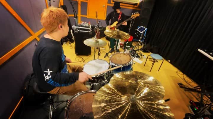 岩野亨のインスタグラム：「今日はワンマンゲネでした！🥁  ウチの拓ちゃんが激アツベーシストな件🔥笑  バンドの熱量も超高い。 良い意味で若手の頃のハングリー精神があってギラギラしてる🔥 負けてられるか！！！🔥って感じ笑  思いっきり楽しいワンマンになるだろうし俺自身超楽しもうと思う🔥🔥🔥」