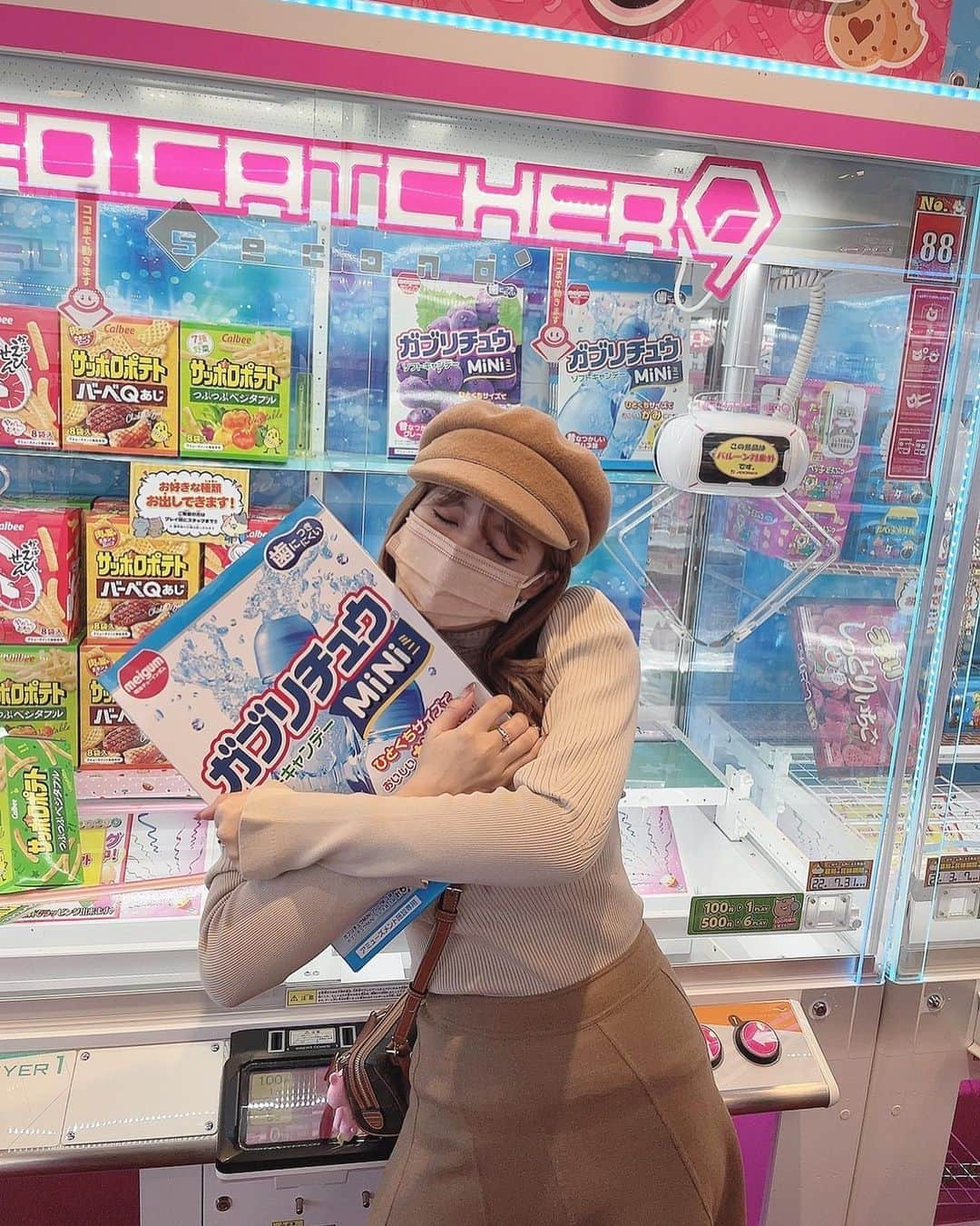 三上悠亜さんのインスタグラム写真 - (三上悠亜Instagram)「こないだUFOキャッチャーでたくさんお菓子取ったの🤣💙」11月25日 23時37分 - yua_mikami