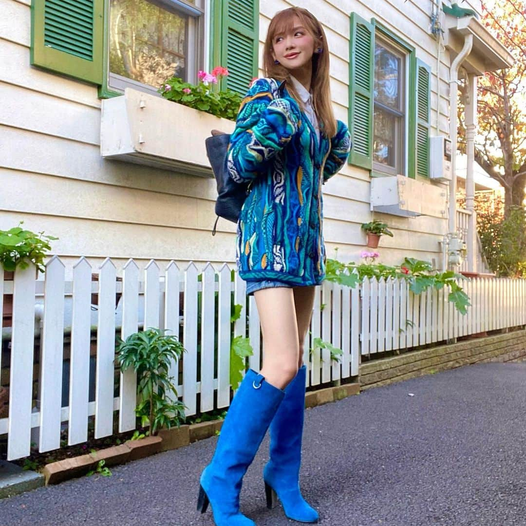 金山睦さんのインスタグラム写真 - (金山睦Instagram)「今日のコーデ💙💙 普段持ち歩かないPCをinして、リュックも肩もパンパンです😂 ちなみに、このクージーは、親友ちゃん　@floworld_r369  のお下がりです💕 支度の準備時間がないときには、すぐに1カラーコーデで済ませちゃう🥺  #ootd #ootdfashion #fashion #fashiongram #fashionstyle #mercari #fashionlover #gravure #colorfulfashion #ファッション　#コーデ　#メルカリ　#メルカリコーデ #メルカリ大好き　#グラビア　#グラドル　#カラフルファッション　#カラフルコーデ」11月25日 15時08分 - kanayama_chika