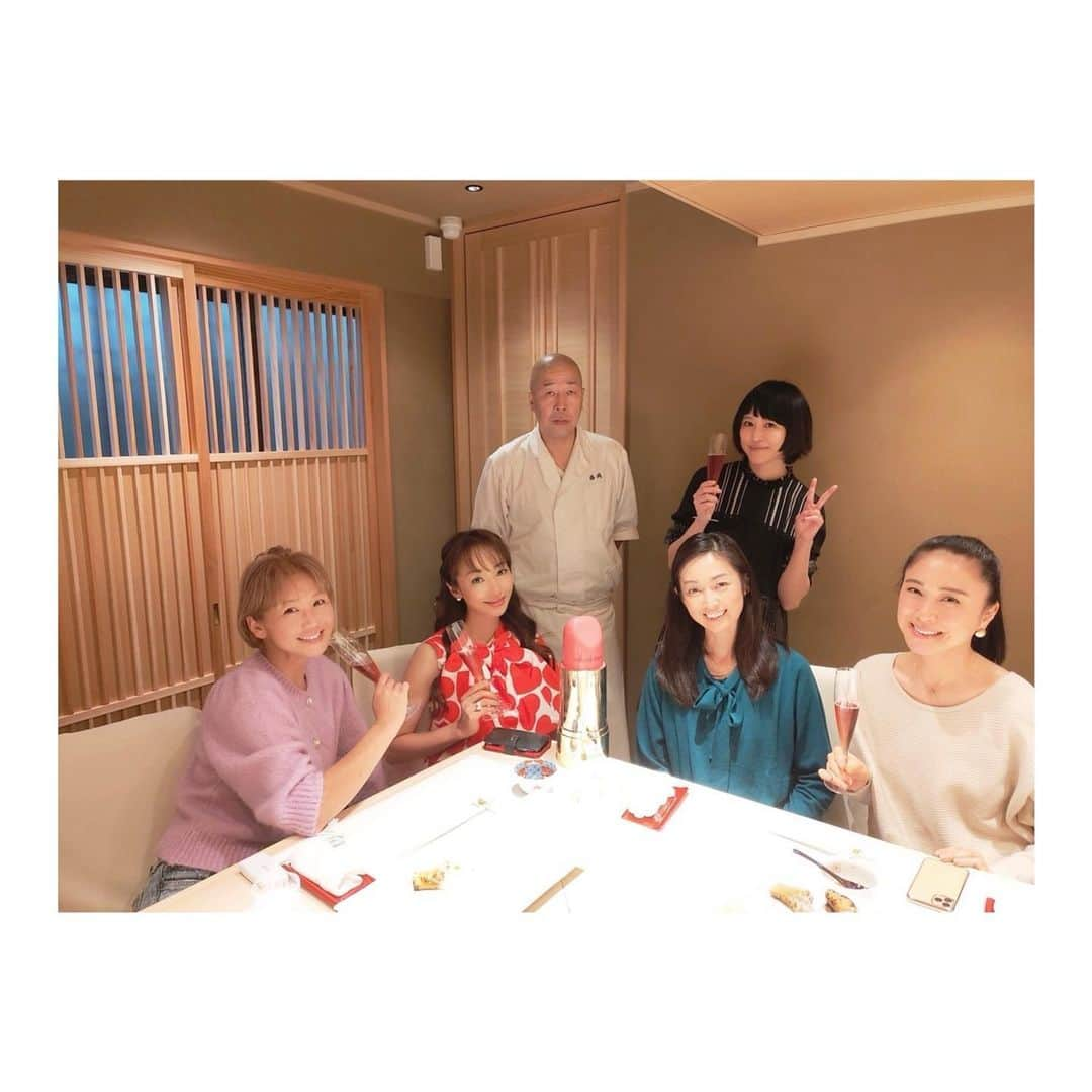 神田うのさんのインスタグラム写真 - (神田うのInstagram)「プチモランチ🍣 @petitsevenmodels  ティーンモデル時代のお仲間💕と楽しくそして安らぎのひと時でした☺️✨ @ 珠ちゃん💕からこれはうのにピッタリ❣️ってキュートなリップスティックケースに入ったハイパーエドシックのシャンパーニュ🍾も嬉しかったぁ😊 そして西岡の西岡大将💕も張り切って下さって感謝でした❤️  港区南青山3-10-40フィオラ南青山1階 Tel 03-3479-2550 『西岡』🍣　  #ランチ#プチモランチ#プチモ#プチセブンモデルズ#ティーンモデル仲間#昔のお仲間#安らぎの時間#懐かしかった#楽しかった#心の支え#ありがとう#お寿司#お寿司屋さん#青山#寿司西岡#神田うの#unokanda」11月25日 15時01分 - unokandaofficial