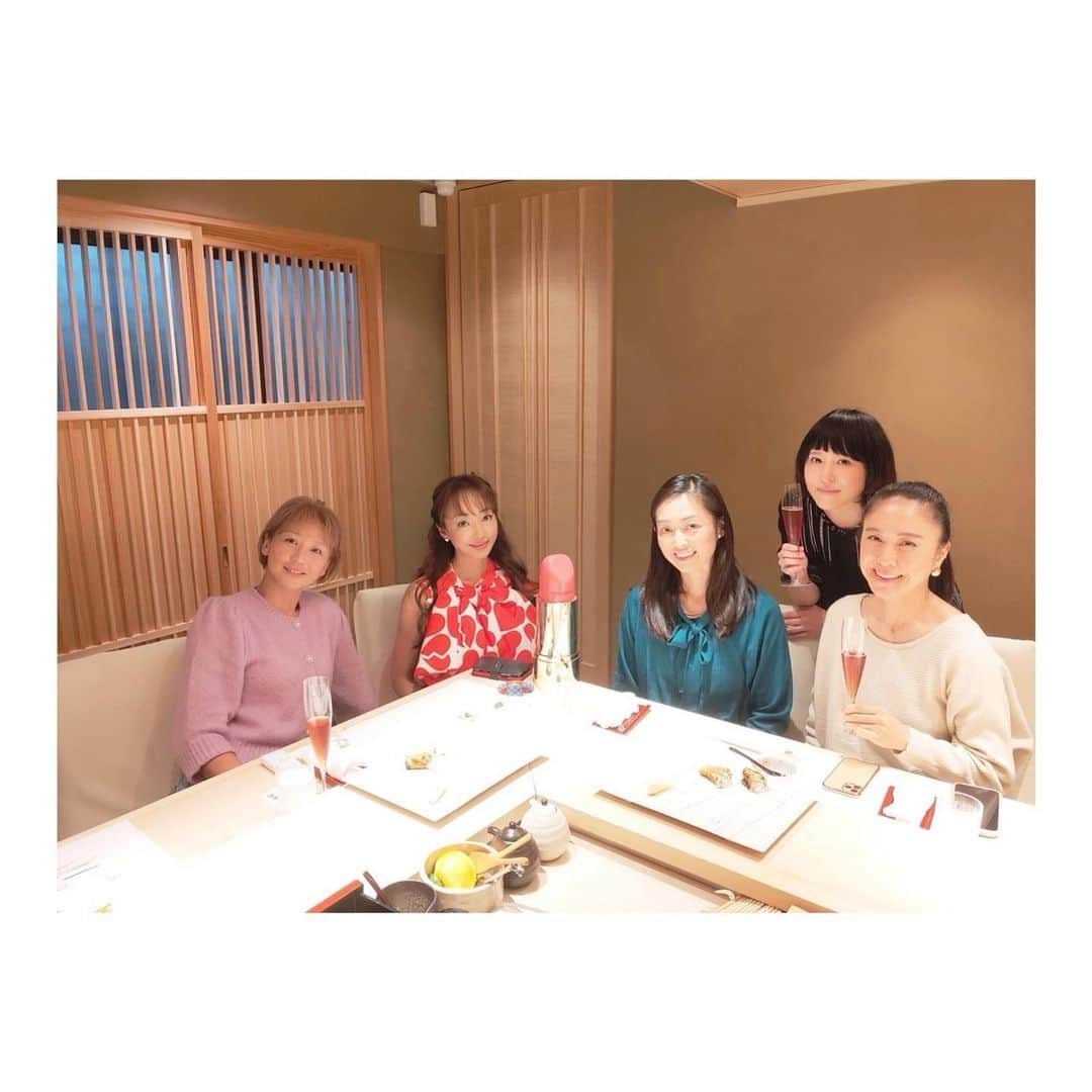 神田うのさんのインスタグラム写真 - (神田うのInstagram)「プチモランチ🍣 @petitsevenmodels  ティーンモデル時代のお仲間💕と楽しくそして安らぎのひと時でした☺️✨ @ 珠ちゃん💕からこれはうのにピッタリ❣️ってキュートなリップスティックケースに入ったハイパーエドシックのシャンパーニュ🍾も嬉しかったぁ😊 そして西岡の西岡大将💕も張り切って下さって感謝でした❤️  港区南青山3-10-40フィオラ南青山1階 Tel 03-3479-2550 『西岡』🍣　  #ランチ#プチモランチ#プチモ#プチセブンモデルズ#ティーンモデル仲間#昔のお仲間#安らぎの時間#懐かしかった#楽しかった#心の支え#ありがとう#お寿司#お寿司屋さん#青山#寿司西岡#神田うの#unokanda」11月25日 15時01分 - unokandaofficial