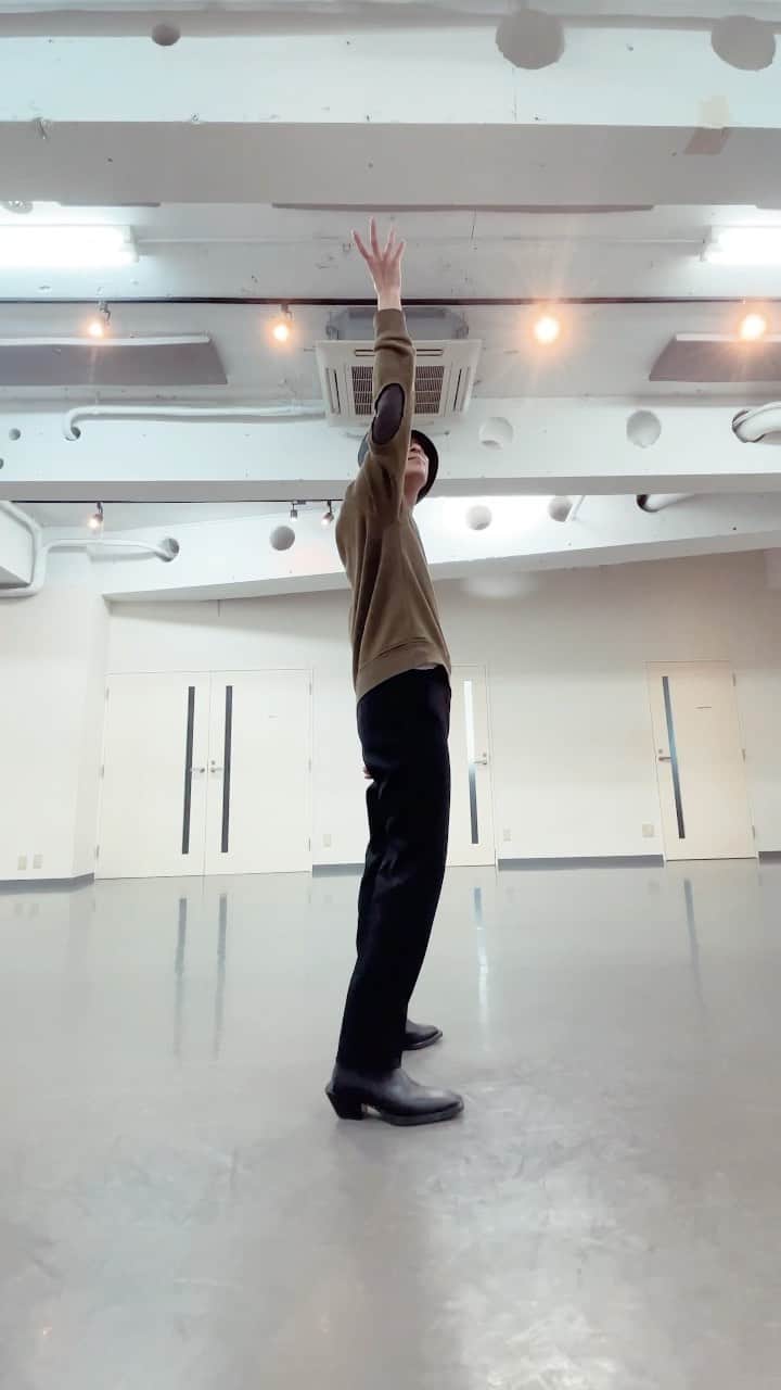 和田颯のインスタグラム：「GENIC「MOONLIGHT」 ダンプラの再生数が20万回を超えたということで振付師踊ってみました！！ 間違ってたらごめんね😂 #踊ってみた」