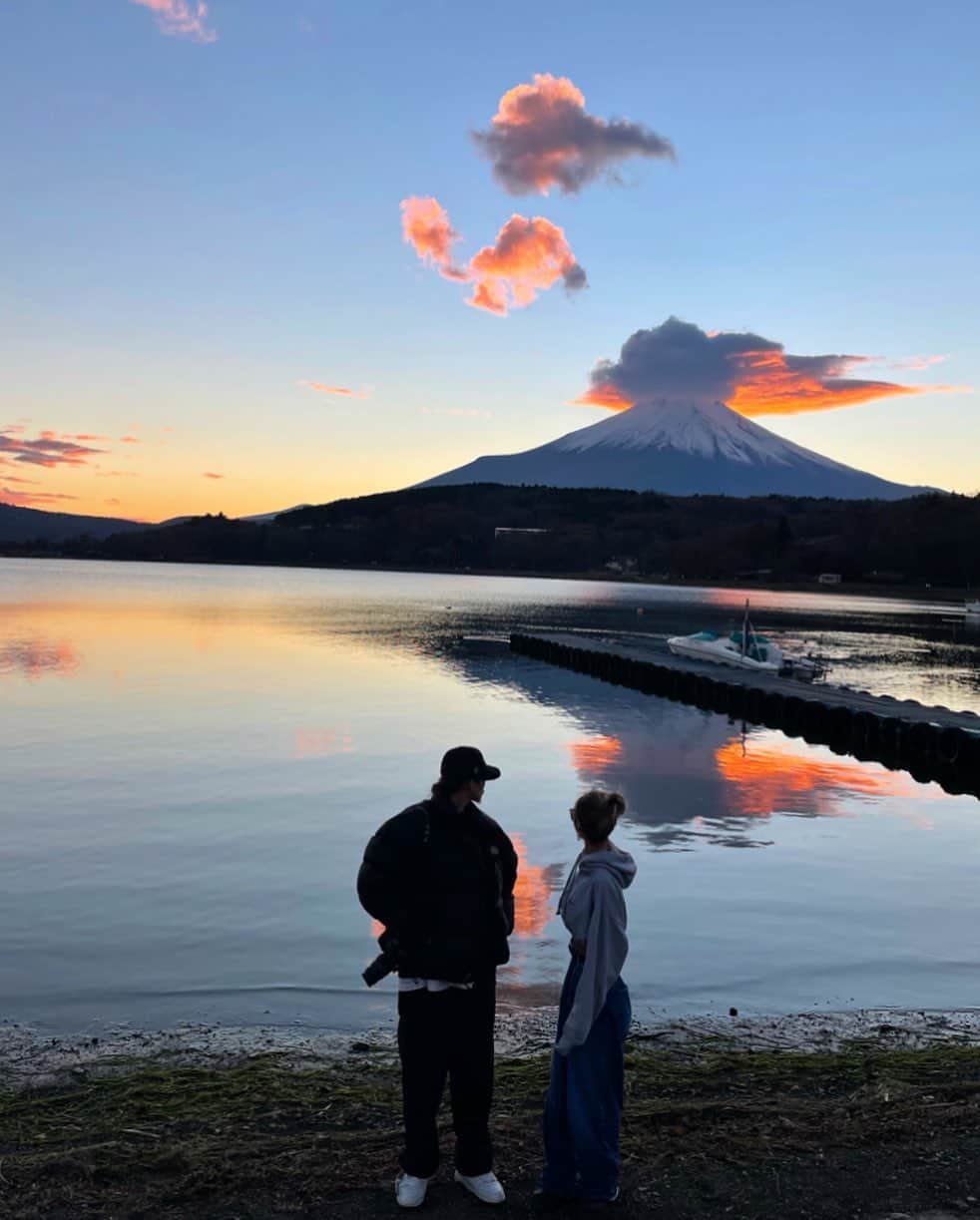 MARISのインスタグラム：「Time flies so fast 🗻✨ この日の富士山本当に神秘的だったな🧡 #レンズ雲 載せたい写真いっぱいあったんだけど時間がどんどん過ぎていく。自分が3人いればいいのにって思う🧡幸せな事だけどね🥰 #🗻　富士山のパワーはやっぱりすごーい😍 温泉も最高だったよ♨️ photo by @1103_hz   26日からブラックフライデーセールがスタート! 最大70%OFF  #ルックフォーワード    #lookfwrd #KJxFWRD   @FWRD #fashion #ootd #mtfuji #mountain」