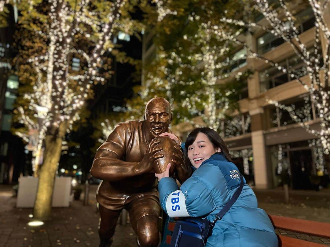 のインスタグラム：「#朝5時の絶景TIME イルミネーションの下、リーチ・マイケルさんの銅像と写真を撮らせていただきました🙇‍♀️  今朝の中継では丸の内イルミネーションの輝きをお伝えしました！シャンパンゴールドの光が幻想的✨ 本来は午後3時から夜の11時までの点灯ですが、一部を特別につけていただきました。 全体では約1.2km、120万球ほどの環境に配慮したイルミネーションが点灯✨  そして、今の時期ならではの楽しみ方が！ 黄色く色づいた葉がイルミネーションに照らされている贅沢な景色！  イルミネーションと紅葉を同時に楽しめるのは、12月頭ごろまでです。 葉が落ちた後はよりイルミネーションの光がより際立ち、また違った美しさが楽しめます！  丸の内イルミネーションは来年2月まで開催されています。季節が進むとともに移り変わる絶景！また来たい！  #thetime_tbs  #丸の内イルミネーション #イルミネーション #絶景 #夜景スポット  #丸の内  #紅葉 #tbs #tbsアナウンサー  #篠原梨菜」