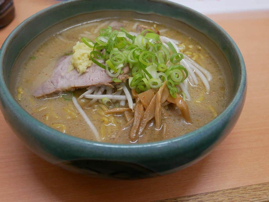 大政絢のインスタグラム：「北海道で食べた物🥺✨  ラーメンは二食は食べたいよね🍜味噌ラーメンが大好きな私。東京は味噌が少ないので北海道で思う存分！今書きながらもよだれでています😂  そして、びっくりドンキー！ 東京にもあるじゃない、と思われるかもですがなんだか北海道に帰ると行きたくなるの💕びっくりドンキーが本当に昔から好き！  そして、こちらも毎回行く回転寿司のトリトン🍣甥っ子姪っ子も一緒なのでやはり回転寿司が喜ぶよね〜👶甥っ子はいくらを8貫も食べてました笑  1日四食でも足りない北海道…まだまだ行った場所があるのでお付き合い下さい✨  #北海道#北海道グルメ#味噌ラーメン#びっくりドンキー#トリトン」