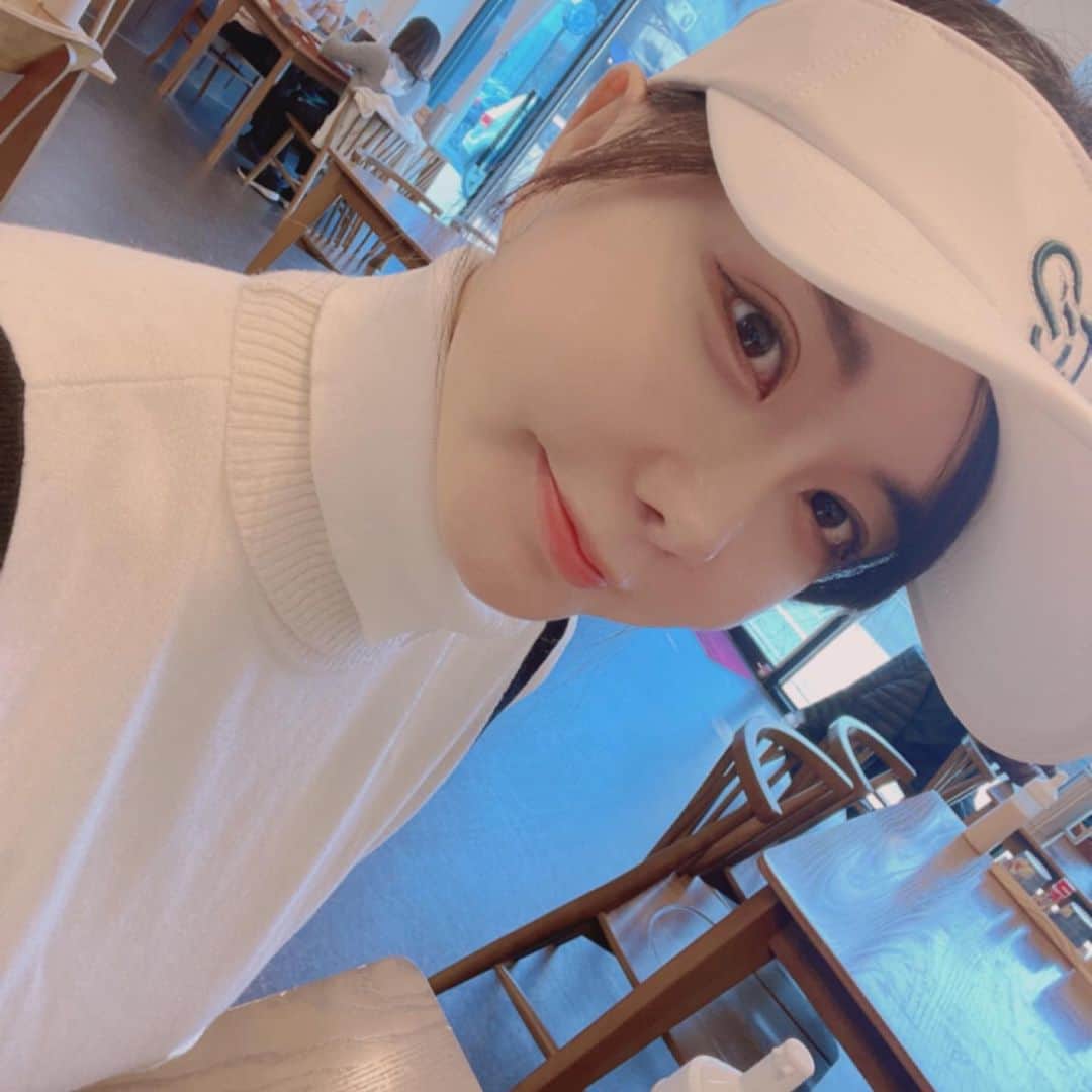 リュ・ジヘのインスタグラム：「요즘 예쁜 연예인들이 입은 옷 보면 거의 다 멕케이슨! 클래식하고 고급스러워 보이는 느낌 크 달라달라🖤  넘기시면 오랜만에 제 스윙도 있답니당  #멕케이슨골프웨어 #멕케이슨 #골프웨어추천 #골프웨어 #골스타그램」