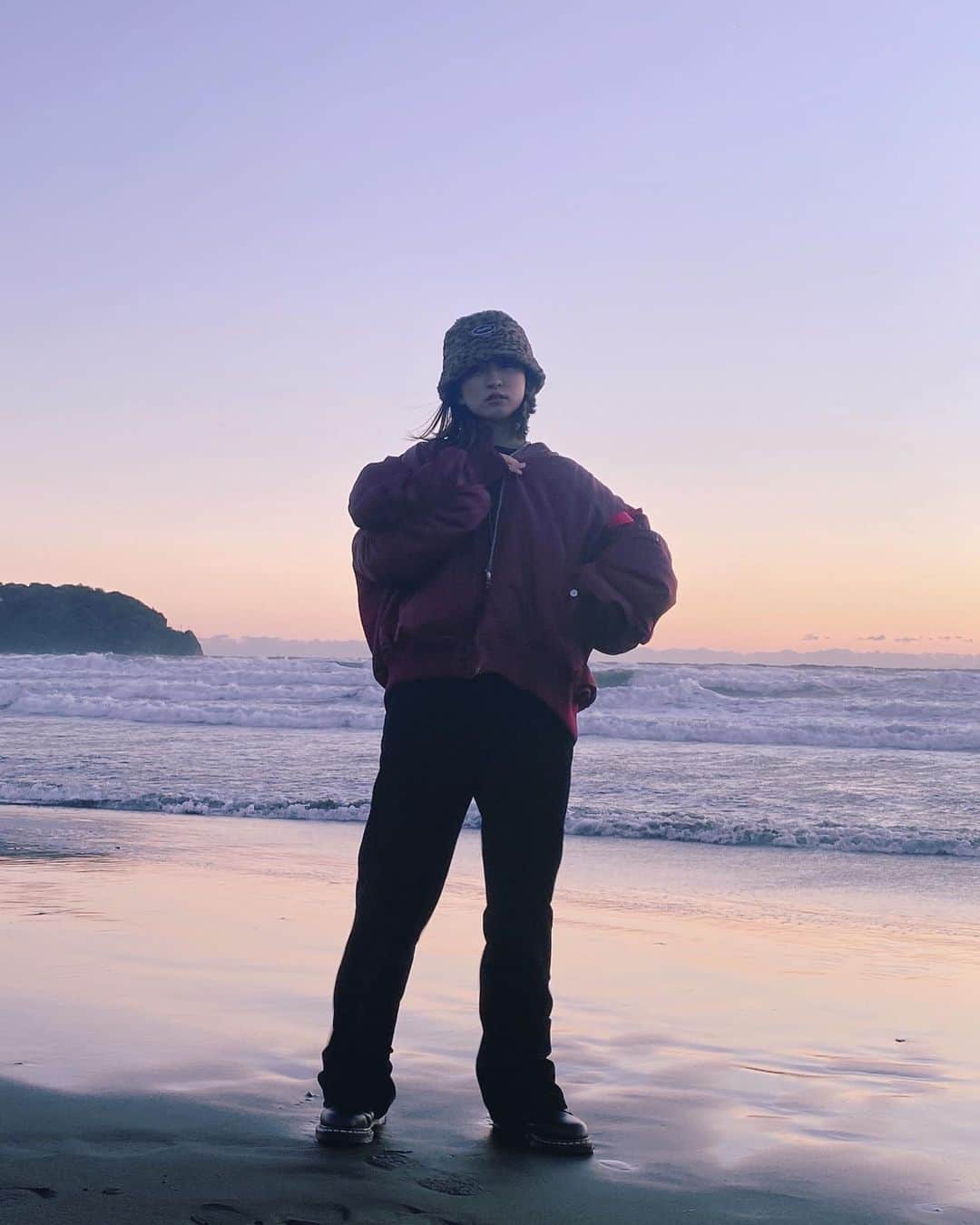 にこのインスタグラム：「海はデカかった」