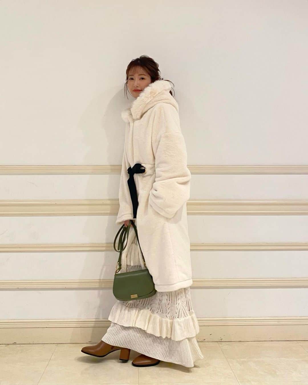 舟山久美子（くみっきー）のインスタグラム：「最近本格的に寒くなってきましたね😳皆さん体調崩して無いですか？  そして息子の服装に悩む日々🤣🤣 みんなどうしてる？🤔  写真は今季のお気に入りアウター✨ 暖かくて、軽くて、可愛いのです！  毛布みたいな肌触りが気持ちがいいので着ているだけで寝れそうです😴😴なんなら息子もふわふわで気持ち良さそうに寝ちゃいました💤  ホワイトコーデに鞄と靴で大人っぽく。アイテムはタグ付けしたよぉ🏷ボトムはパンツスタイルもスカートも何でも合うなぁ☺️  #ootd #micoameri #autumn #コート　#冬コーデ #ホワイトコーデ #アウター」