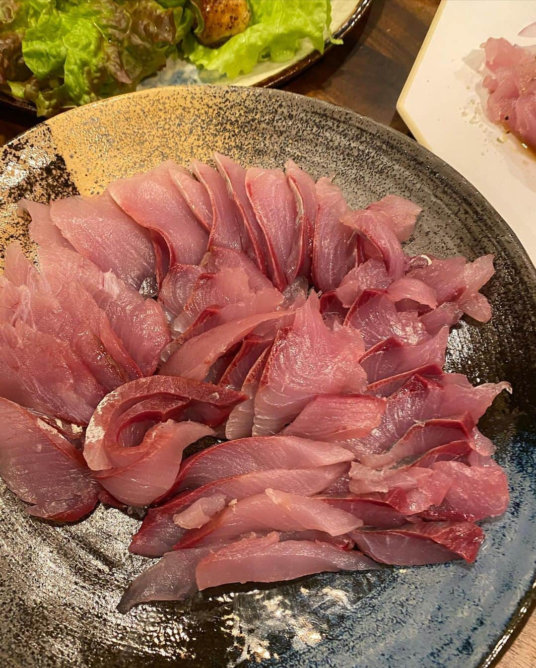 潮田玲子さんのインスタグラム写真 - (潮田玲子Instagram)「パパの釣ってきたお魚で玲子飯✌️😍 イナダのお刺身とスズキはソテーしてガーリック醤油味に😂☝️ 新鮮なお魚は本当に美味しいですね〜🤤💕 @prolabofarm_official から届いたお野菜でサラダ！ 紫芋や万願寺とうがらし、カブなど 色とりどりで見ても食べても美味しい🙆‍♀️  #玲子飯 #パパの釣りの成果  #イナダお刺身 #カルパッチョ #スズキのソテー #捌くところまでやってくれる夫 #良い趣味だと思うよ笑」11月25日 17時23分 - reikoshiota_official