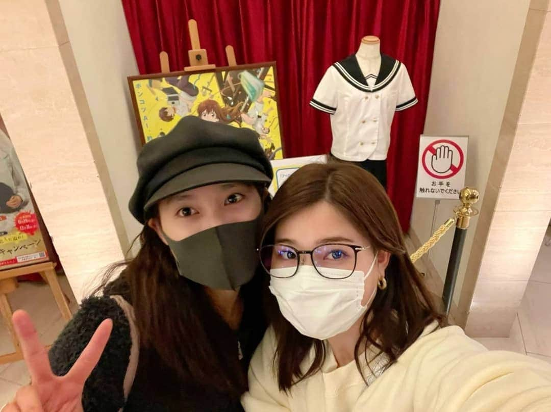 土屋太鳳さんのインスタグラム写真 - (土屋太鳳Instagram)「My older sisterr is my pride and joy. 💕✨✨ 声がなかなか出なかった子どもの頃 いつも『声が出るおまじない』をしてくれた 姉と一緒に 映画「 #アイの歌声を聴かせて 」を 観ることが出来ました☺️✨✨ .  自作のおまじない 「ちちんぷいぷいのアップリケー💫✨」を かけてくれたあと、 「たお、声出る？」と 何度も聞いてくれた姉は シオンがサトミに何度も 「サトミ、今、しあわせ？」と聞く あの感じと ちょっと似ていた気がします🍀✨✨ . 一緒に観た #川崎チネチッタ は 姉がチアとして活動してきた アメフトの富士通スタジアム川崎とも近いのですが 川崎駅の真ん前なのに イタリアに来たような気分🇮🇹😳✨✨ そして、 すっかりクリスマスでした✨🎄✨ クリスマスのイルミネーション、 ものすごく大好きなのですが じっくり観たのは２年ぶりだなぁ… . #アイうた の物語は 本編のカレンダーを見ると６月なので シオンたちが クリスマス気分を味わう描写はないのですが、 シオンもサトミも皆も 間違いなくイルミネーションが大好きだと思うし 皆すごくサンタコスが似合うと思うので、 いつかぜひ、 クリスマス番外編を観てみたい🤔💡💕 . 今日の「アイの歌声を聴かせて」 私のツボは、 シオンがサンダーと乱取りをする 「Lead Your Partner」のシーンで 基本的にシオンは飛び跳ねてるか 歌ってるように見えるのに いざ構えると重心が一瞬すごく低くなる、 あの瞬間です🥋🔥✨ アニメーションで重心の移動まで分かるなんて 本当に凄い😳😳😳 . 今日は #新宿ピカデリー で 「アイの歌声を聴かせて　 <スタッフトーク付上映>」が行われます💡 行かれるかた、ぜひぜひ 素敵な夜を楽しんでください🌈🌕️🎵」11月25日 17時55分 - taotsuchiya_official