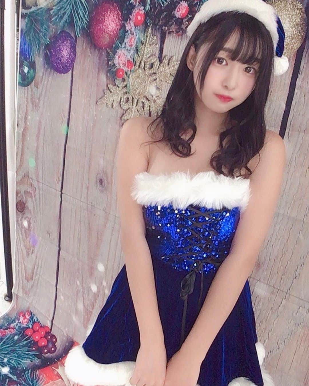 我妻ゆりかさんのインスタグラム写真 - (我妻ゆりかInstagram)「宿題クリスマスパーティーチェキが販売されます！！🎄♥️   サンタさんだけでなく一緒にクリパしてるようなチェキが出来上がると思います( ˶`﹀´˵ )ﾆﾋﾋ   なんと発売が明日の23時59分まで！  おはやめにだよ〜!!😭♥️  URLはストーリーに乗せておきます むひひ🥰  あとは購入枚数で特典が違うみたいですチェックしてね♥️  こっちで告知するの忘れてました💦  絶対予約してね〜!!!!」11月25日 18時06分 - wagatsuma_yurika