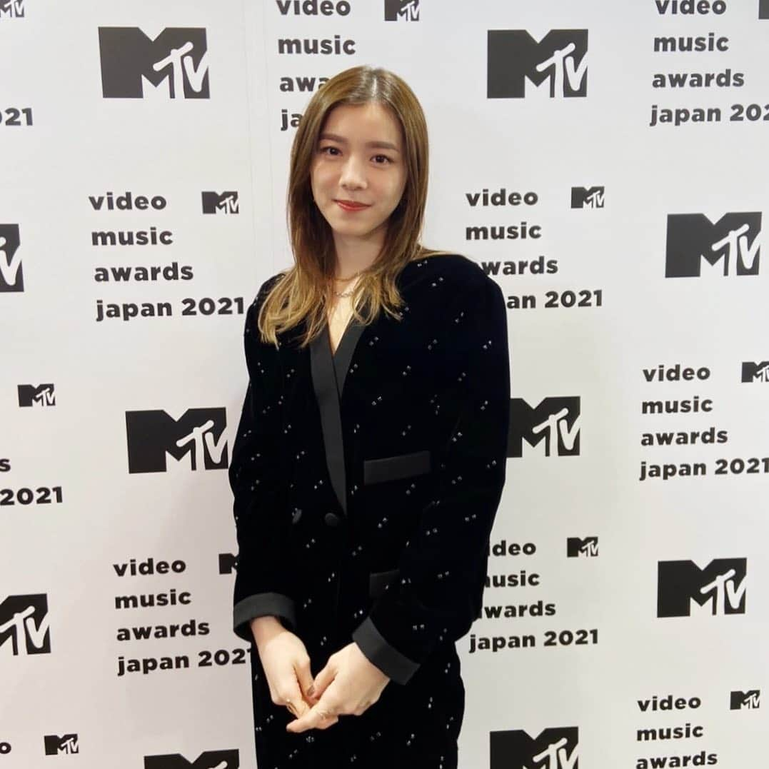 miletさんのインスタグラム写真 - (miletInstagram)「『Ordinary days』MVがMTV VMAJ 2021 にて「最優秀ポップビデオ賞」を受賞させていただきました！ 黒柳監督 @katsuki_kuroyanagi をはじめ素敵なチームで作ったこのビデオがたくさんの方に届いて本当に嬉しいです。 本日の歌唱の様子等はMTVにて 12/18 19:00〜 放送です！ ぜひご覧ください💐 #VMAJ #MTV_Japan #milet」11月25日 18時20分 - milet_music