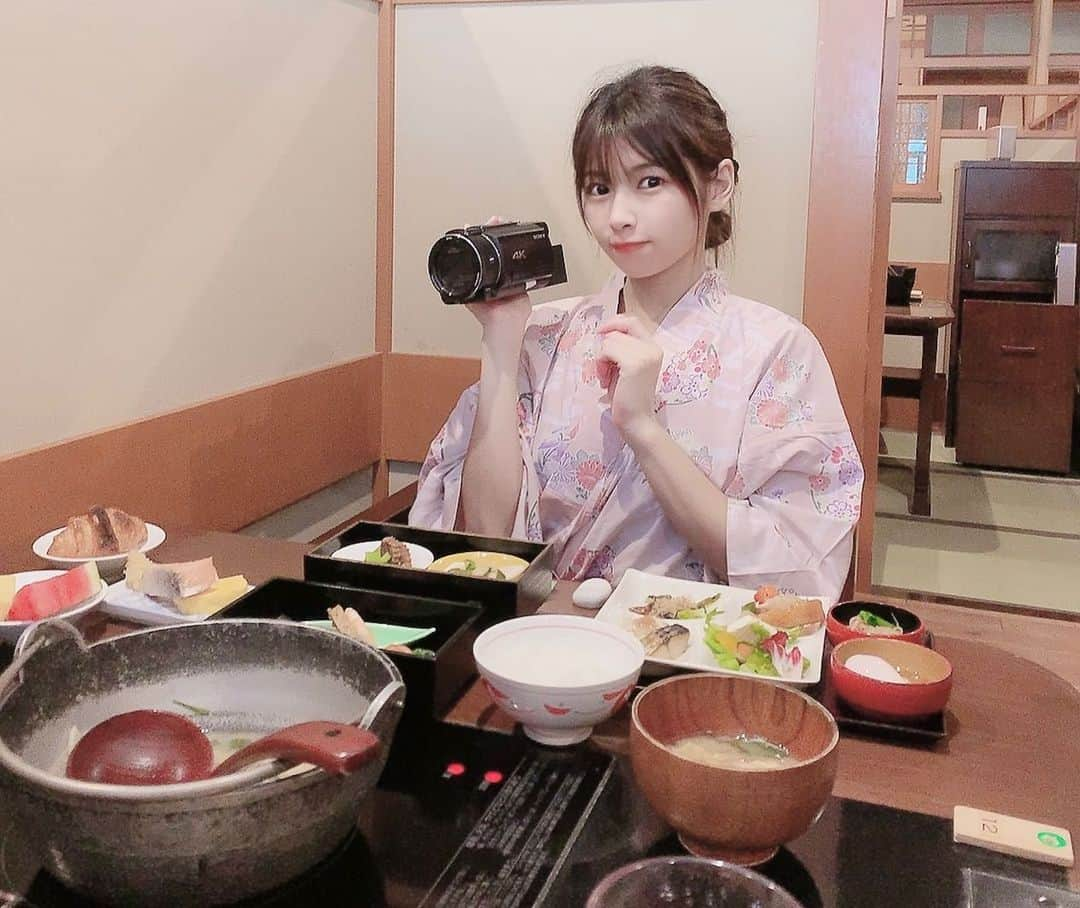 日比野友香さんのインスタグラム写真 - (日比野友香Instagram)「朝ごはん🍚🍱💭        【〜YouTube〜 #えみともチャンネル】     第2弾《京都・嵐山温泉》 part 4（ #８） 公開されています♨️💭     朝風呂からの朝ごはんです🍵    もう温泉は7個近く行ったんですけど、 個人的にここのご飯が1番美味しかったです🥰💭     🎥 youtu.be/SMLgOXoLFuo                    #朝ごはん  #旅館の朝食  #旅館の朝ごはん  #温泉旅館  #旅館  #旅館ご飯  #旅館好き  #旅行  #旅  #旅行好きな人と繋がりたい #旅スタグラム  #旅の記録  #旅好きな人と繋がりたい  #旅女子  #女子旅  #女子旅行 #日本料理  #和食  #和食ごはん  #日本食  #japanesefood  #japanesegirl  #japanese  #japanesefashion  #浴衣  #浴衣女子  #浴衣美人  #yukata」11月26日 0時01分 - tomokahibino